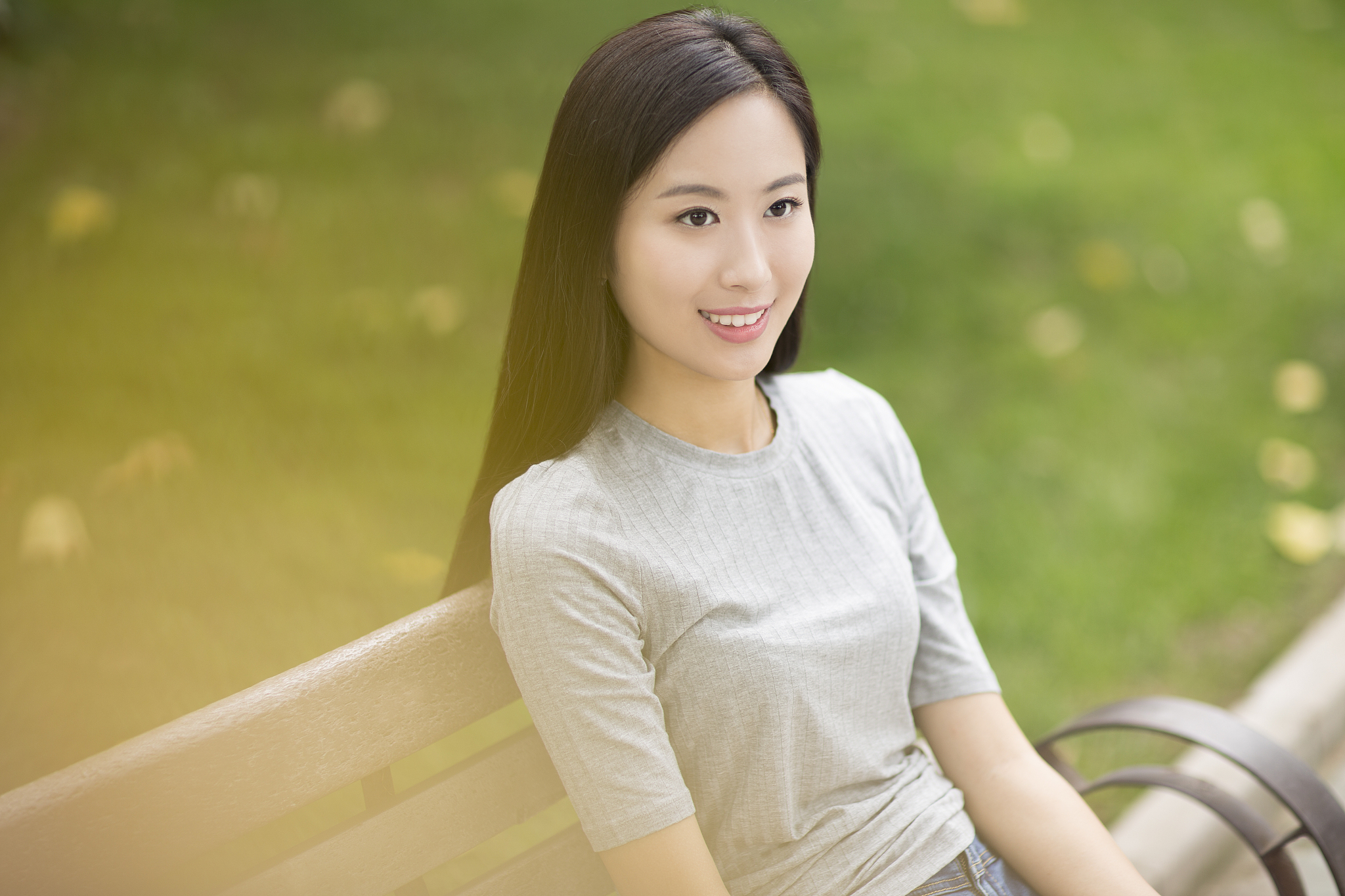 开心的年轻女子