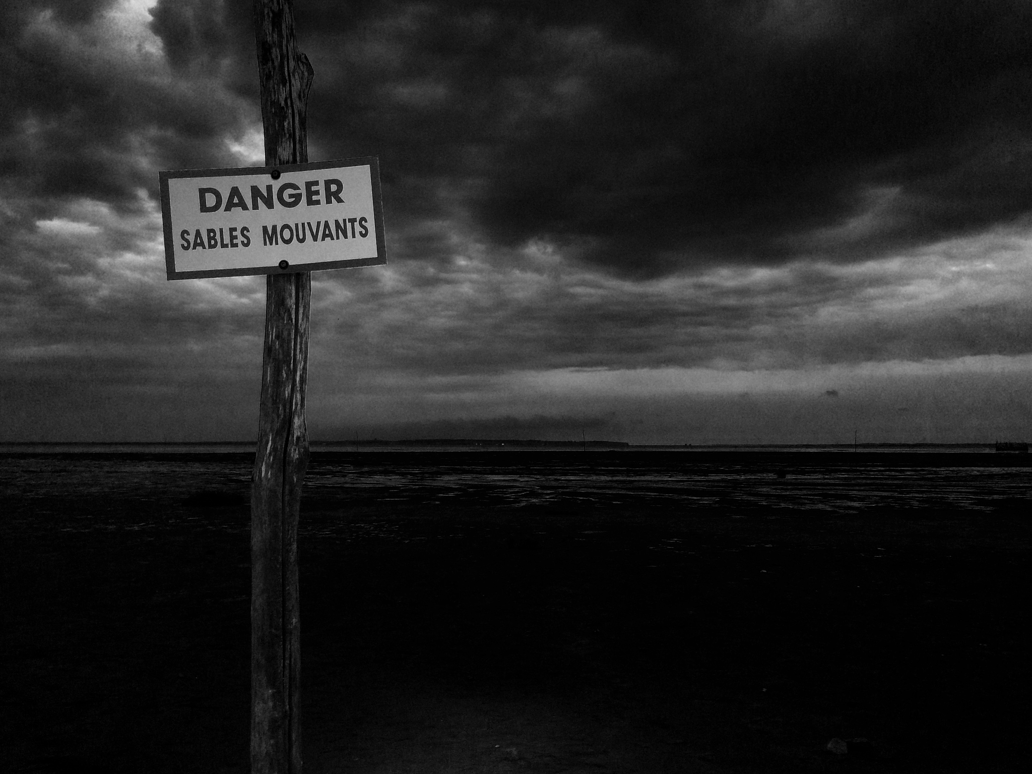 绝望的枪口：一个男人在失去一切后，选择用枪指着自己