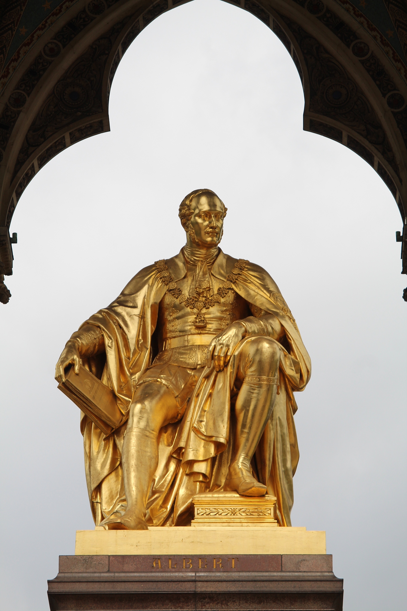 gold statue