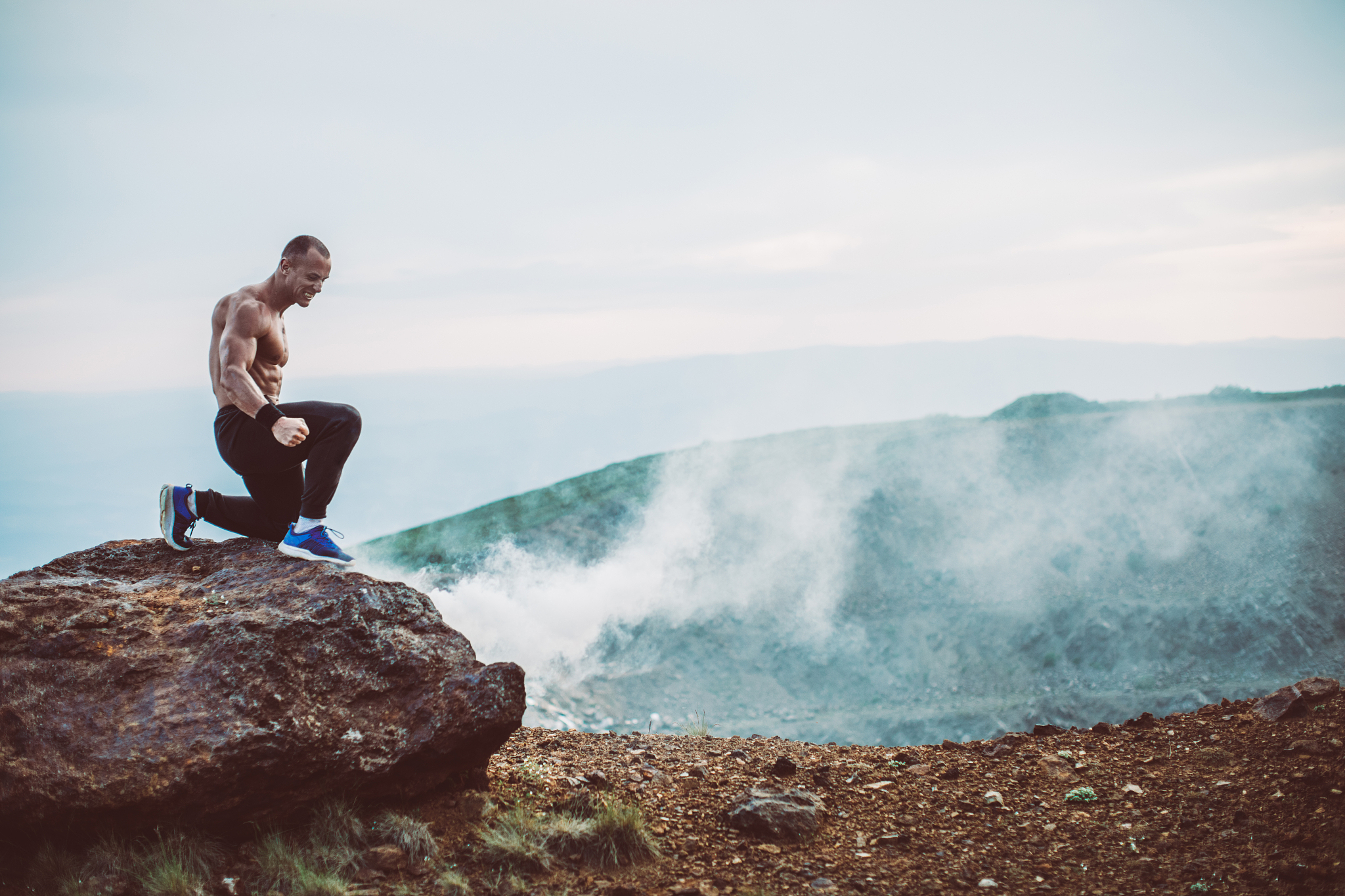 请扩写以下句子：男人在30岁时面临着很多挑战特别是在经济方面。普通的工作收入往往难以满足家庭的需求尤其是对于家庭的主要劳动者来说。因此多条路挣钱成为了许多男人的选择。作为一个普通打工人我有一个朋友叫阿连的也面临着同样的困境。他工作稳定但收入有限无法满足家人的需求尤其是孩子的学费等重要支出。生活的压力逼得阿连不得不寻找额外的收入来源。在多个朋友的支招和鼓励下阿连决定利用业余时间做短视频外包这个小项目