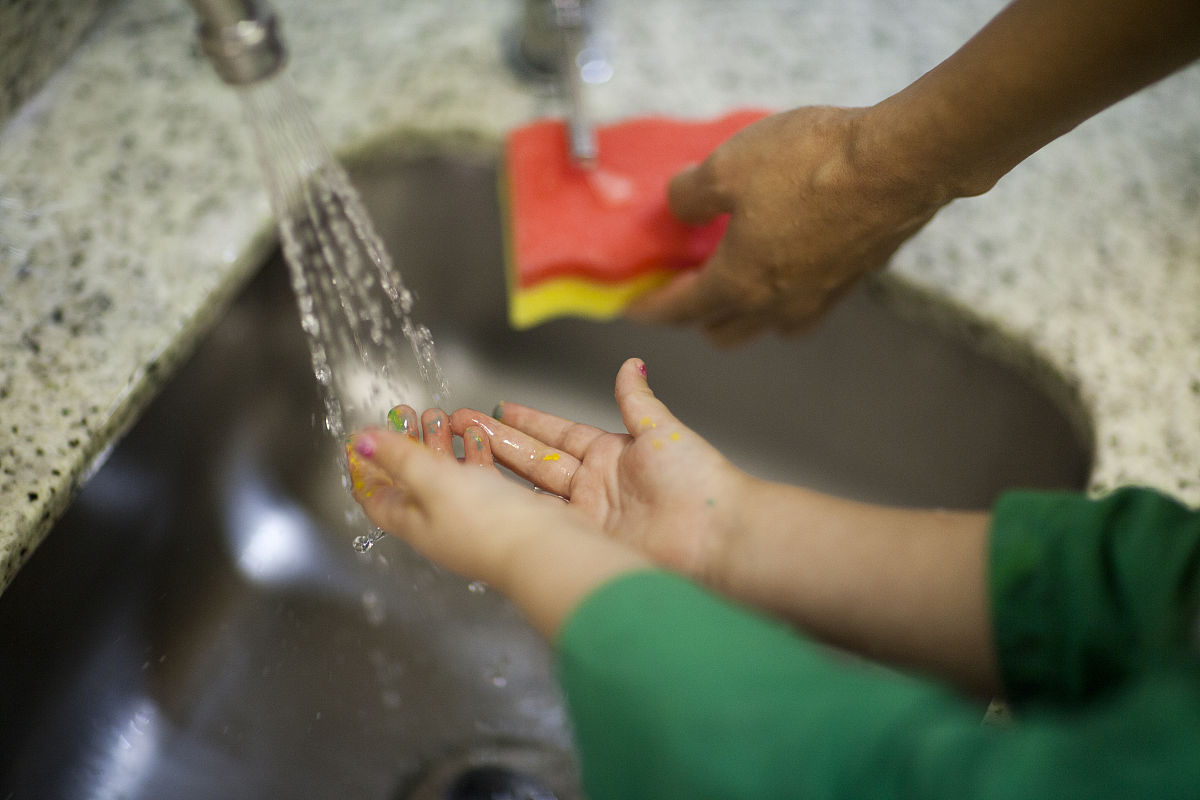 在38度的天气下工匠要挑战将一块冰打磨成冰杯请写一下主持人的串词