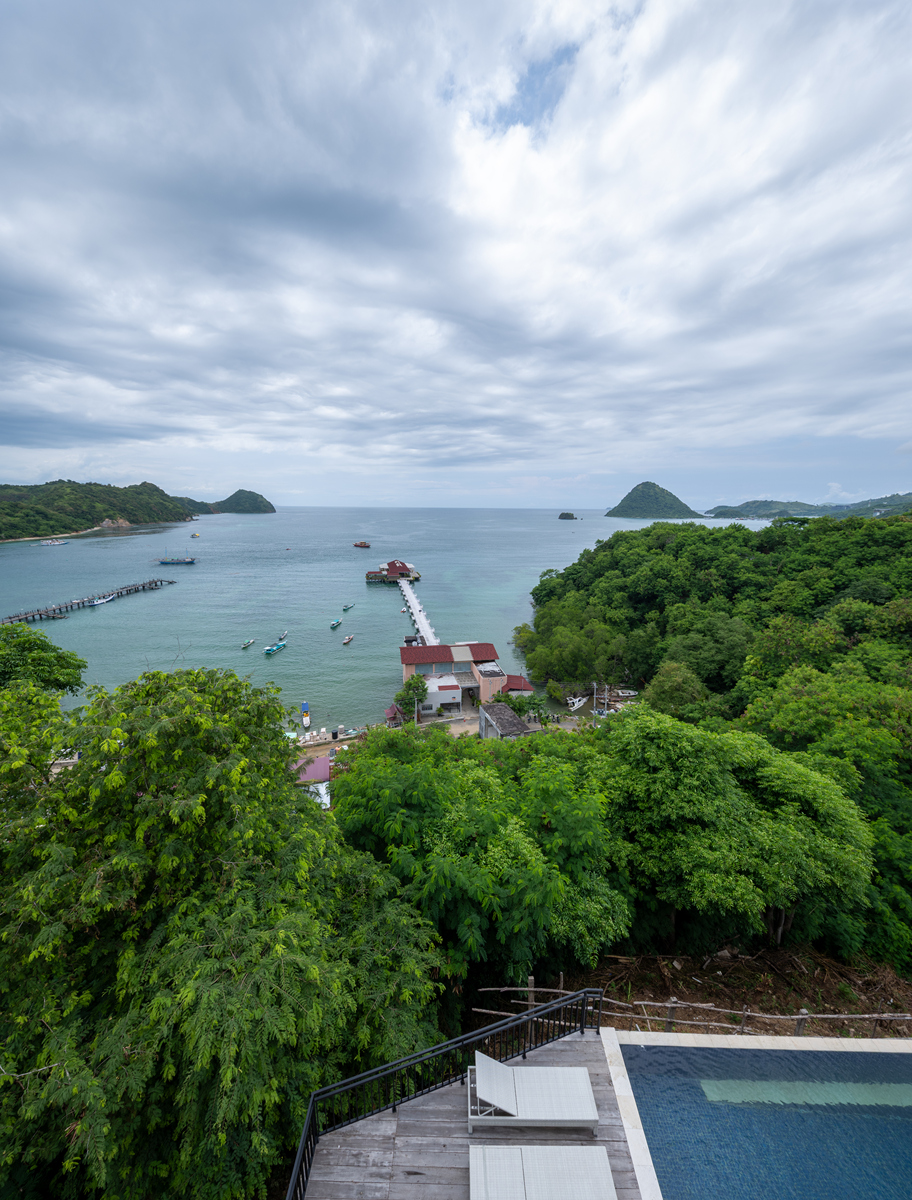 印度尼西亚科莫多岛巴贾瓦镇水上小屋,山丘和海湾的