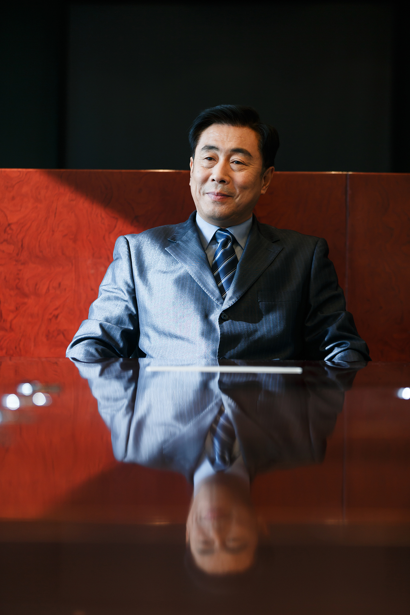 商务男人在会议室