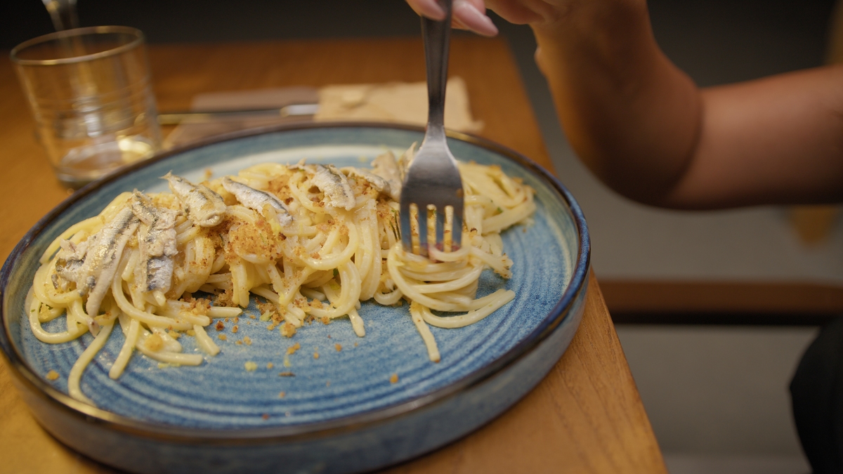 请帮忙生成一篇美食打卡小红书文案吃的是意面店铺名字是eatingpasta主题：山猪男友吃了都说好