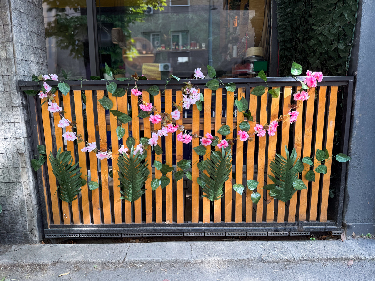 厂子里此时正在生产户外花园道路花槽围栏木质栅栏带你走进生产车间精细打磨的外边光滑无毛刺陆续新鲜出炉为道路增添精致原木风气息的宣传文案