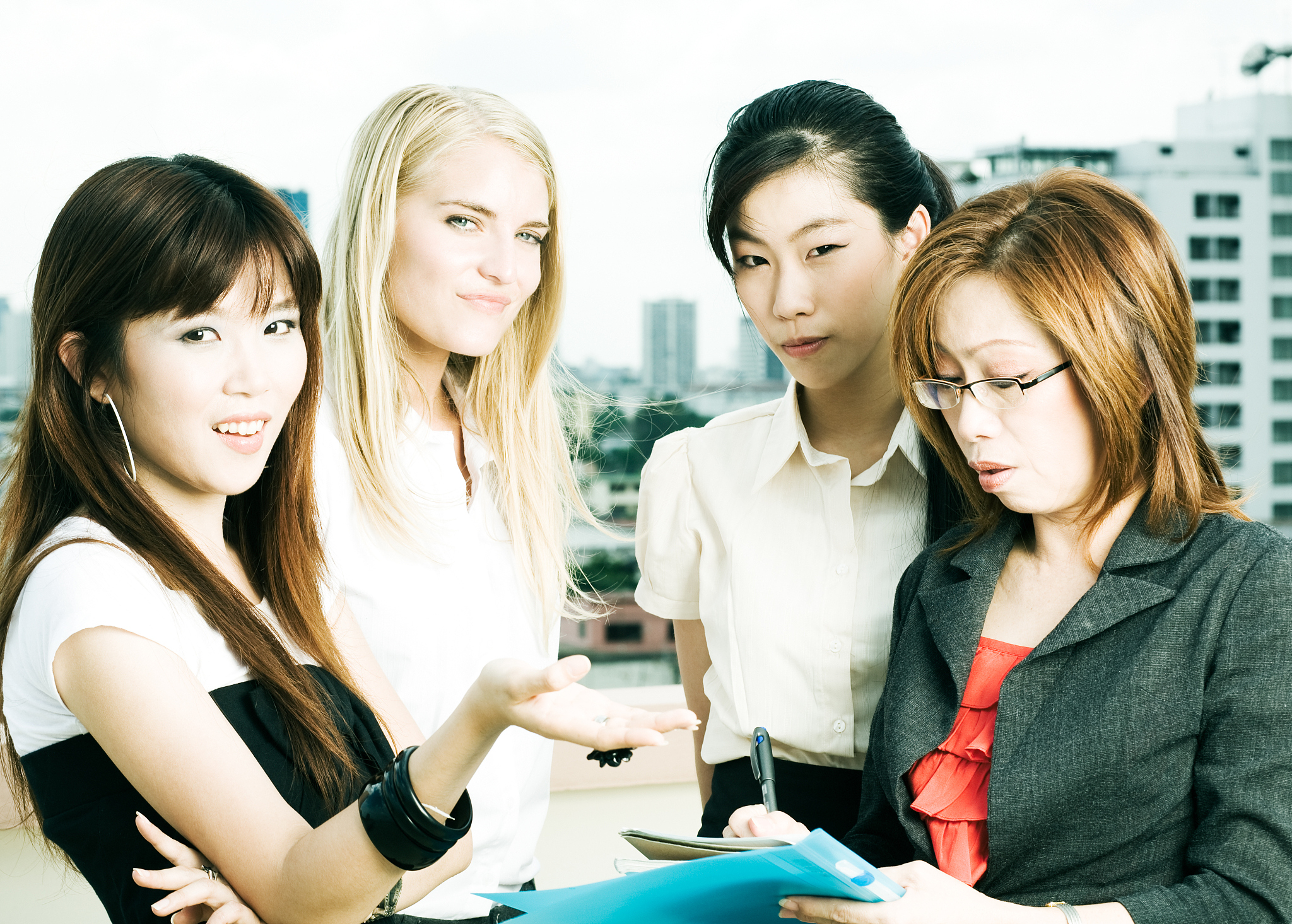 基于影片《82年生的金智英》请你简单谈谈韩国社会中社会对女性角色的定义是怎么样的？金智英的疾病的社会来源是什么？