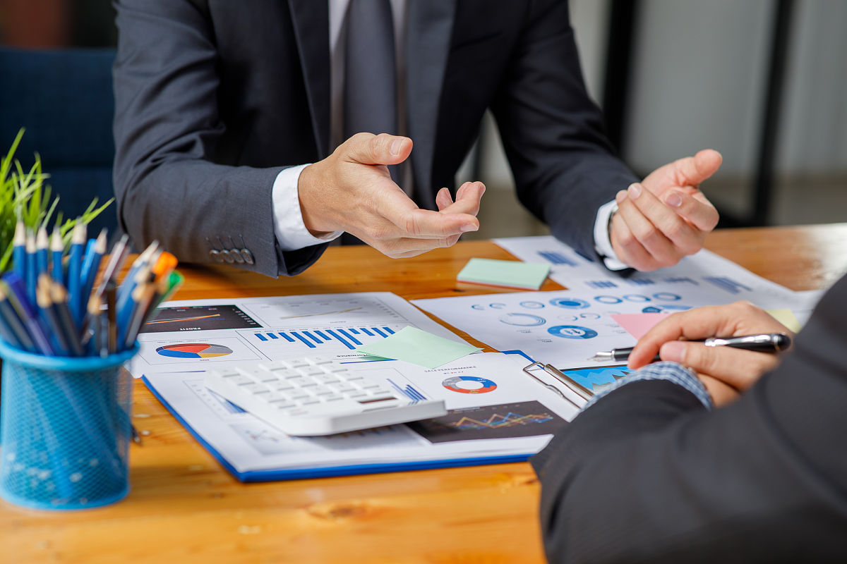 1查看施工现场准备进场工作进场施工资料的准备及编制；2图纸交底和施工方案的初步确定。根据以上内容编制监理工作