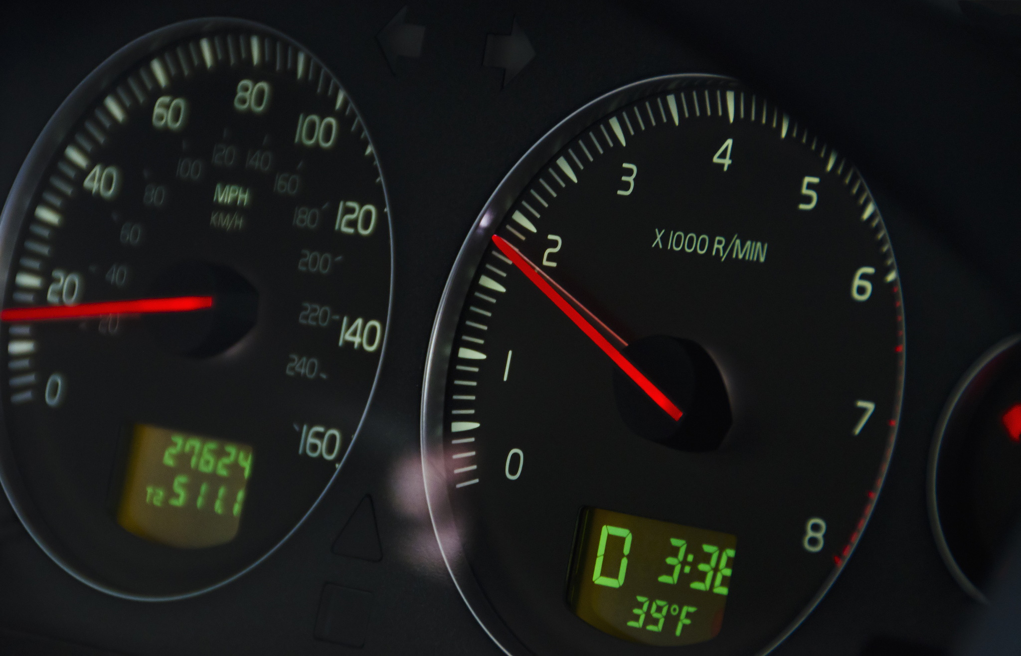 当转速从1000rpm提高到12000rpm时45cc涡旋压缩机的容积效率随转速的变化关系及原因是什么？