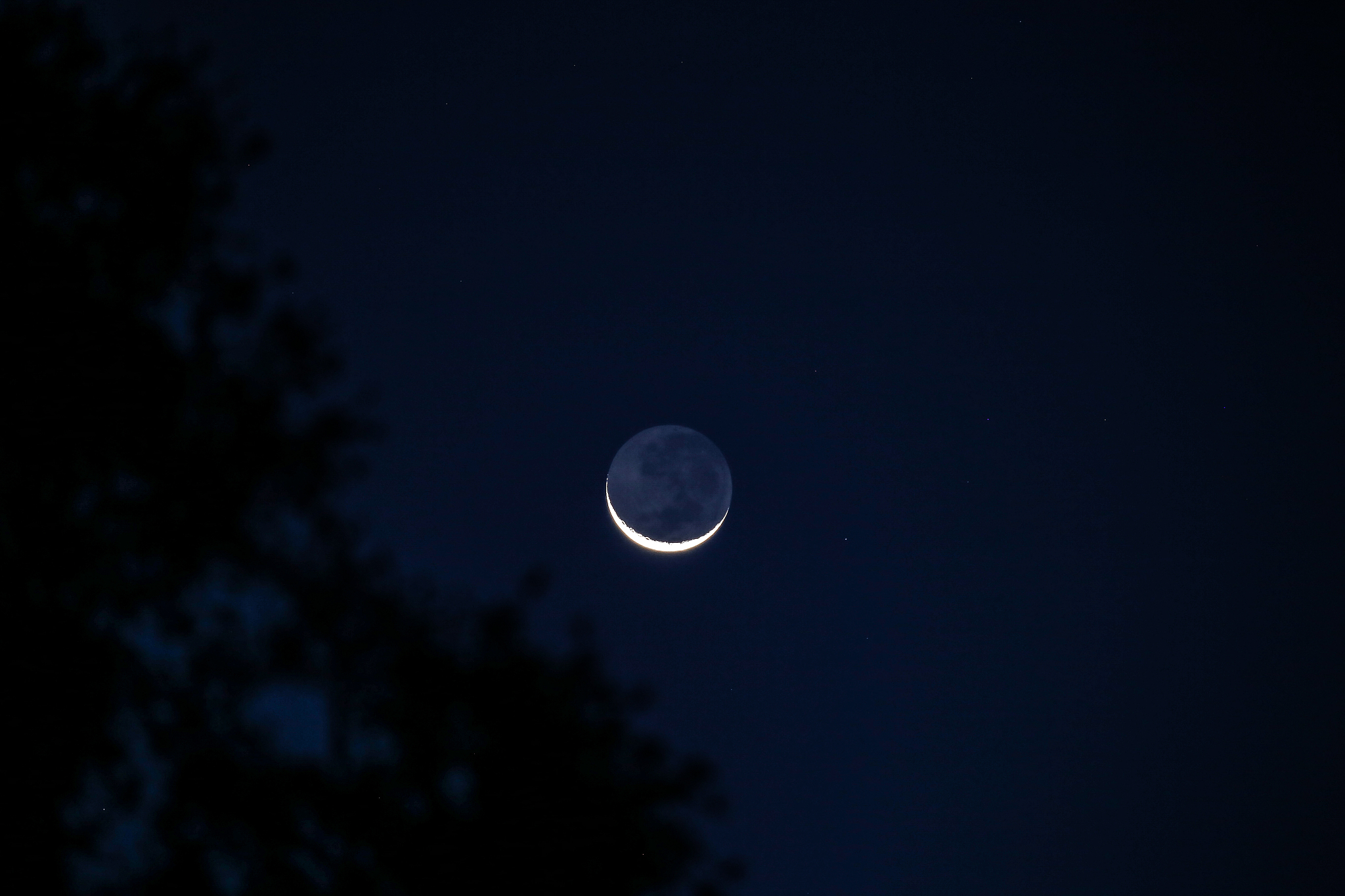 月色如水，静谧夜空，感受自然之美