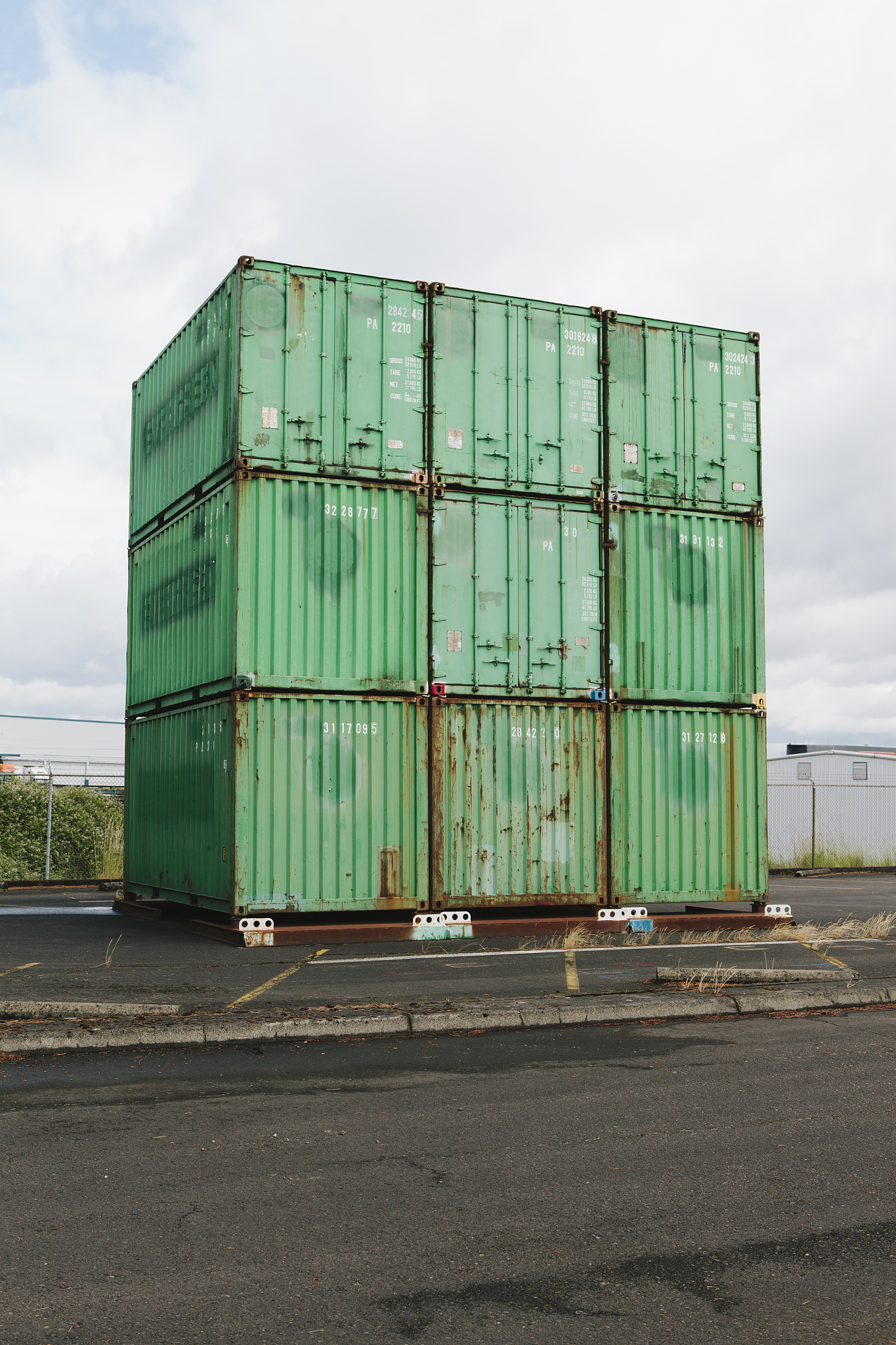请翻译1	新文件中的发现从 damaged list for containers issued by COSTAO for vessel DAPHNE VOY No 2085W 我们注意到用于装运题述货物的8个集装箱并未包含在内。这说明该8个集装箱在天津港卸箱时应该没有明显损坏。从Container photos and repair estimate 我们注意到除了集装箱TCNU3089173