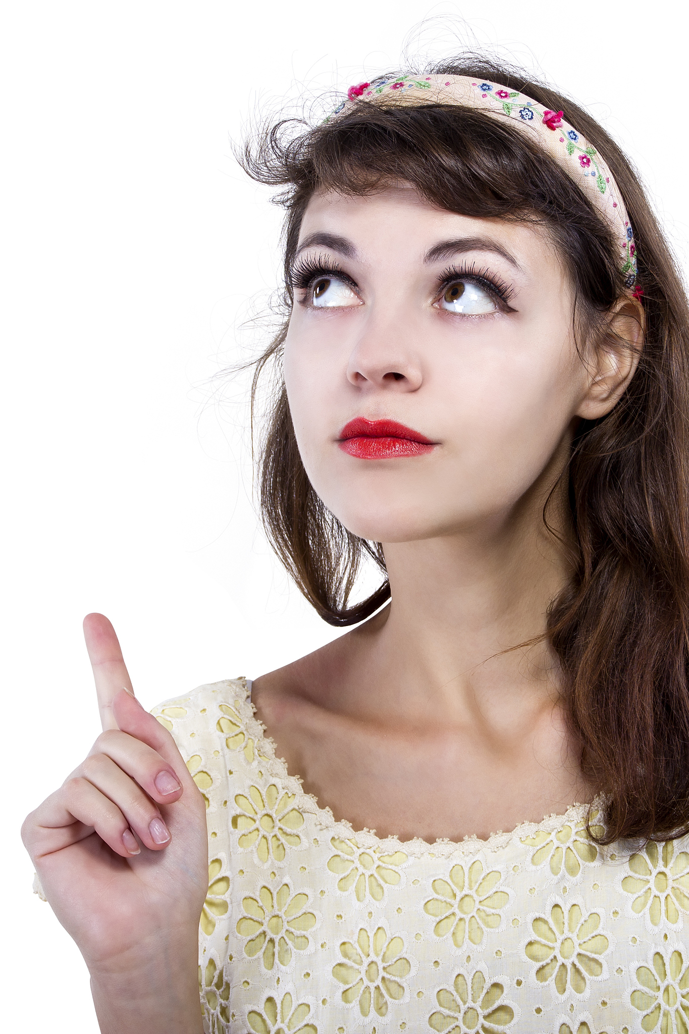 从前期中期后期三个层次写一个大学校内口红推广策略