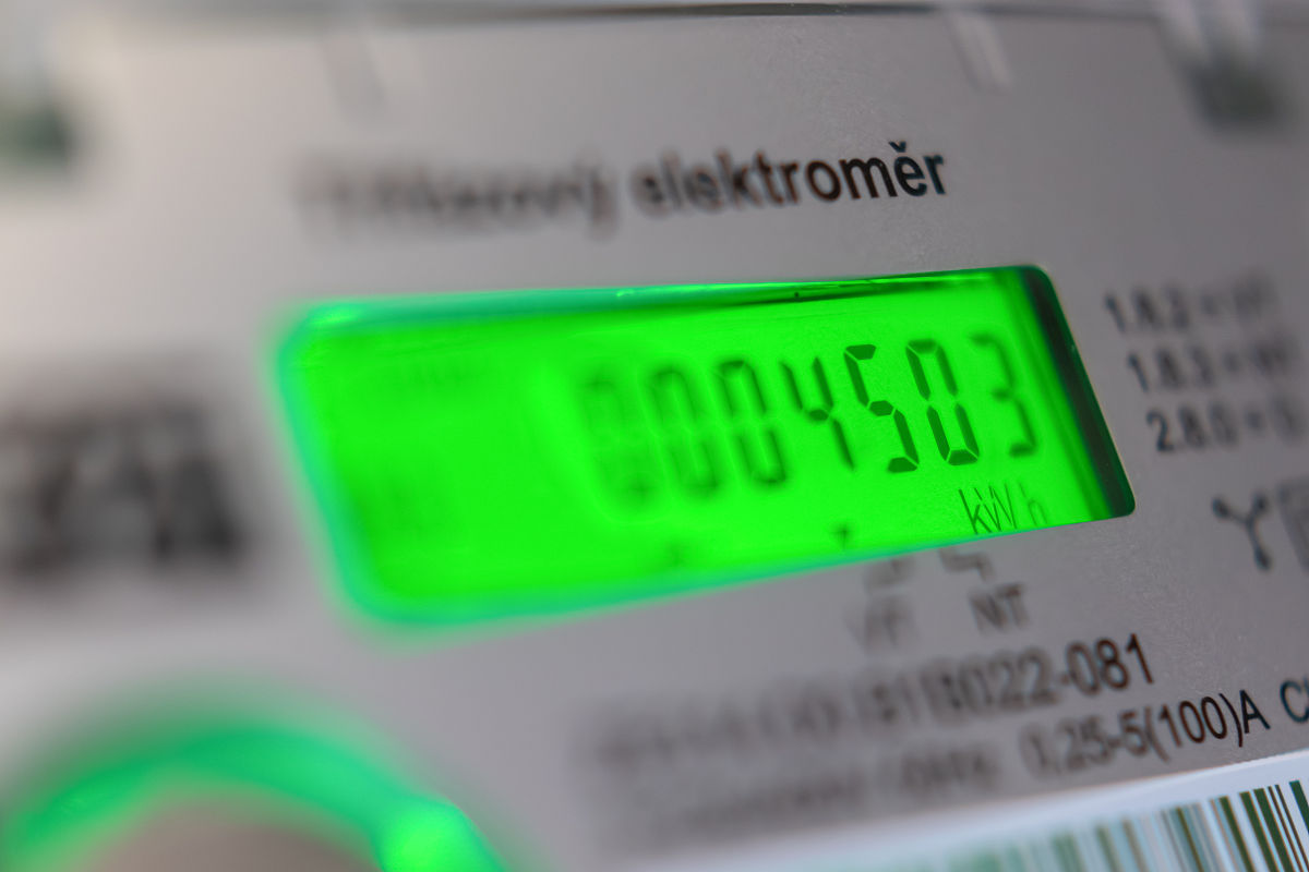 三相电表28天走80度电正常吗？