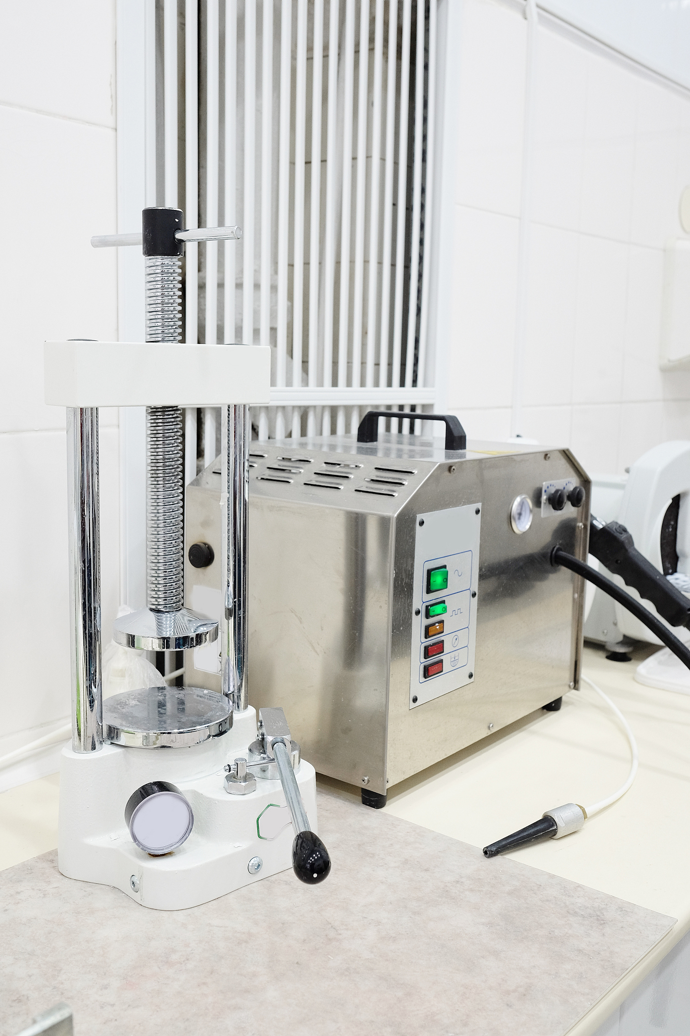 成都铁路卫生学校口腔修复工业专业就业前途大不大