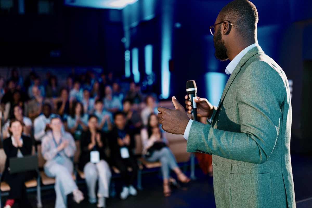 如何成为一名优秀的演讲者：技巧、练习和自信