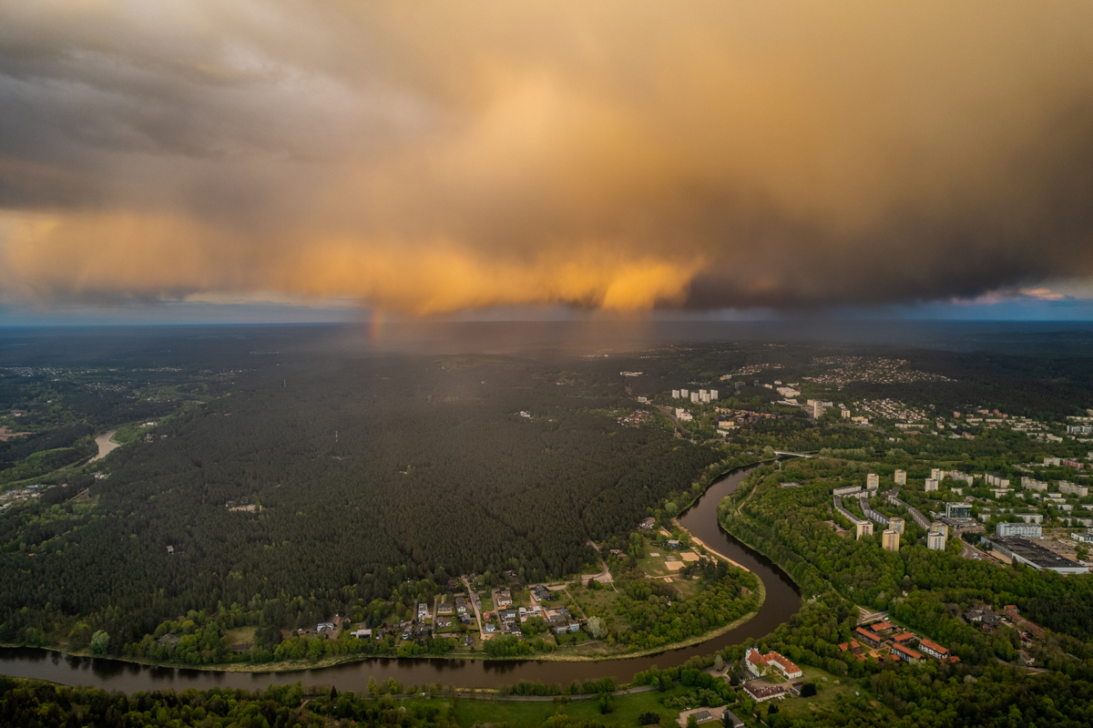 请按照nature发文标准改下下面一段话保证语言逻辑和前后关系：Improving soil physical and chemical properties and increasing water and fertilizer retention capacity is the key issue through soil management in alpine sandy areas of