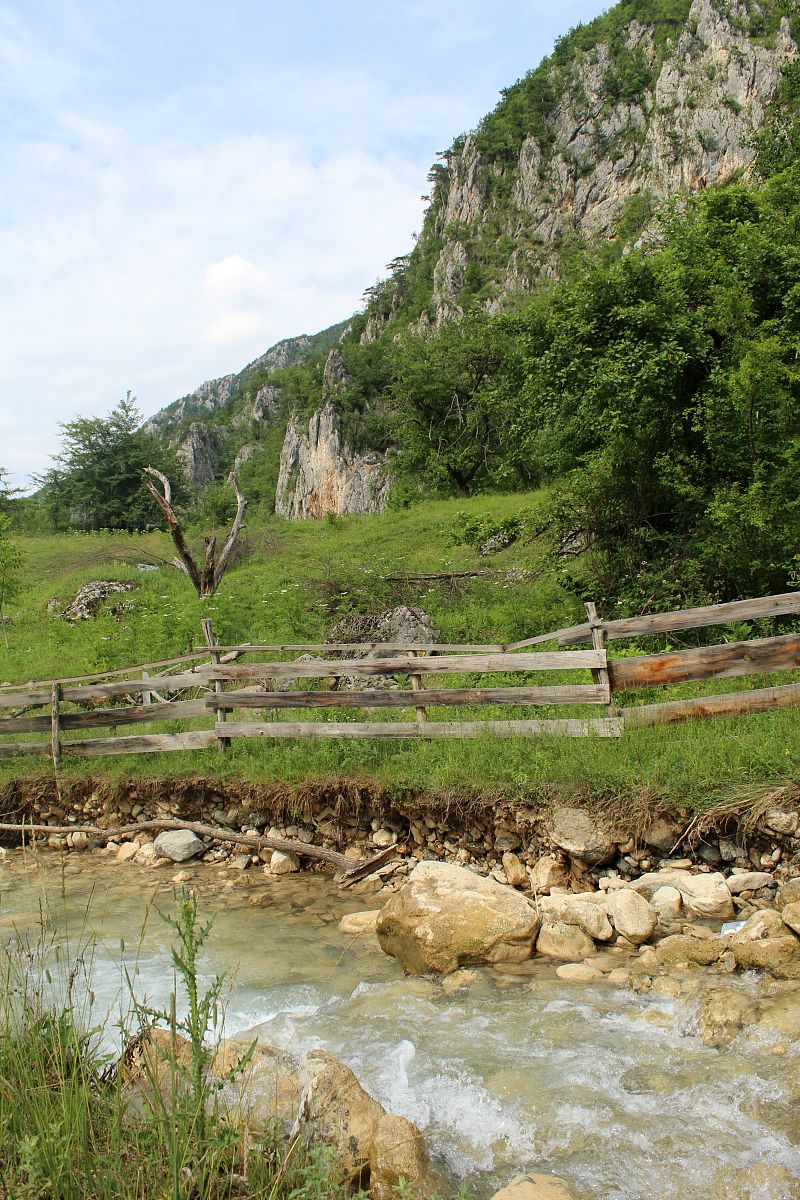 城郊乡秦老庄村老窝组家乡有啥传说帮我用210字详细描述