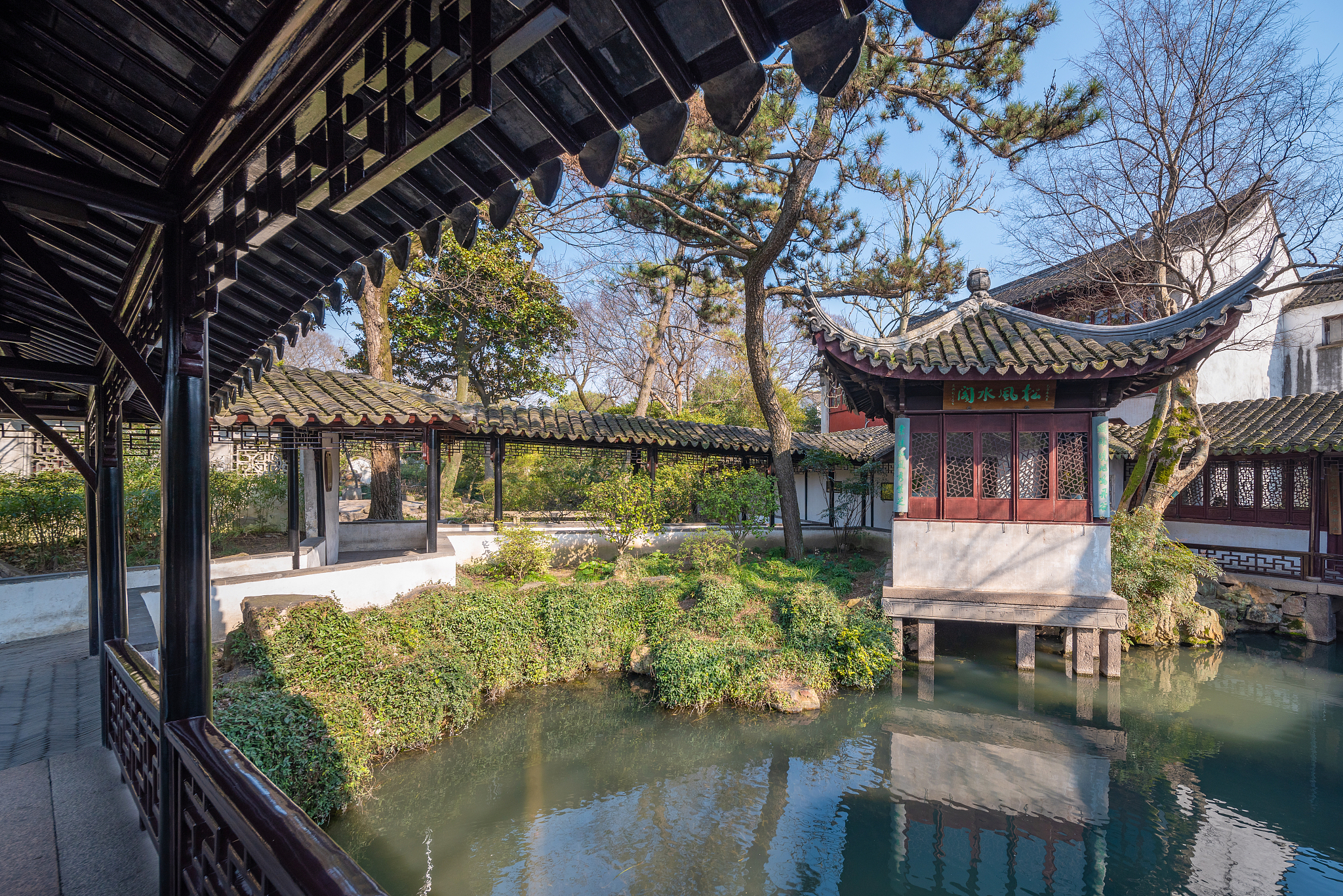 扬州扬州位于中国江苏省中部是一个具有悠久历史和文化底蕴的城市。扬州不仅拥有众多名胜古迹还是中国四大菜系之一的扬菜的发源地。著名的景点包括瘦西湖、个园、何园、东关街等。此外扬州还是唐代著名诗人李清照的故居所在地。总体来说扬州是一个文化底蕴深厚、自然风光秀美、美食丰富的旅游胜地。参照纳兰性德的风格写首诗 扬州扬州位于中国江苏省中部是一个具有悠久历史和文化底蕴的城市。扬州不仅拥有众多名胜古迹还是中国四大菜系之一的扬菜的发源地。著名的景点包括瘦西湖、个园、何园、东关街等。此外扬州还是唐代著名诗人李清照的故居所在地。总体来说扬州是一个文化底蕴深厚、自然风光秀美、美食丰富的旅游胜地。参照纳兰性德的风格写首诗