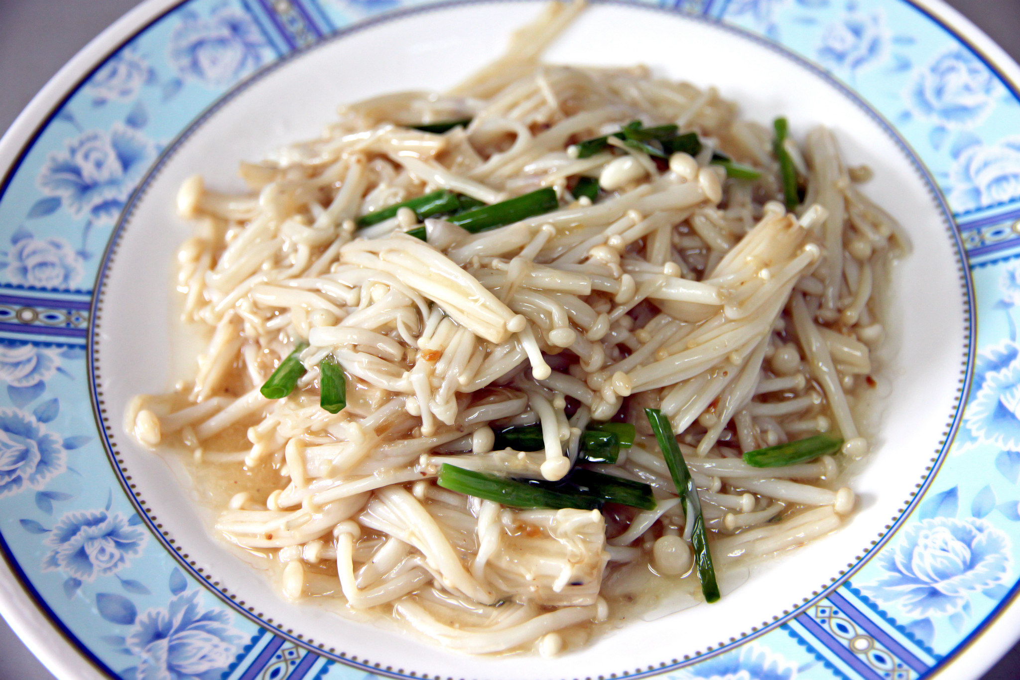 我们今天来看一下究竟鸡精和味精哪一个更健康。二十年前吧我们这个胃经呢都是供不应求每一餐饭我们可能都要放一点点那个味精。这个传说当中就是有很多的这个味精致癌了以后或者是说令到掉头发呀各种的这个副作用以后呢就会发现了未经直线它的信用度直线下降又出现了另外一个东西就叫基金。所以这个未经没落了以后基金的这个出现但是人们又陷入了另外一个陷阱。就是事实上基金里面它更多的含量事实上还是味精好了。那为什么很多人就