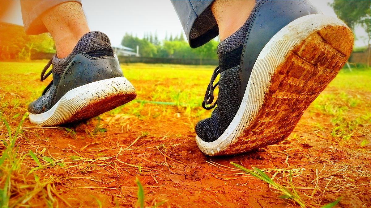 分析小鞋子越野赛跑片段 脚步声、妹妹的声音、呼吸声、鸟叫声以及没有背景音乐的作用