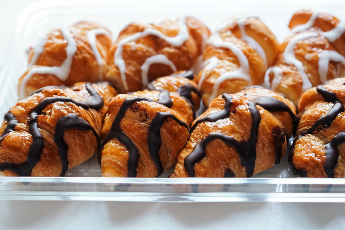 产品名称：焦糖冠军可颂海苔肉松可颂奥利奥可颂、黑松露可颂、杏仁可颂、开心果竹炭可颂、香草可颂、芝士香肠可颂、抹茶可颂要求：一个产品一个介绍介绍语50字一共9款产品、还需要开头和结尾。文字风格：网络用语语言活泼跳脱