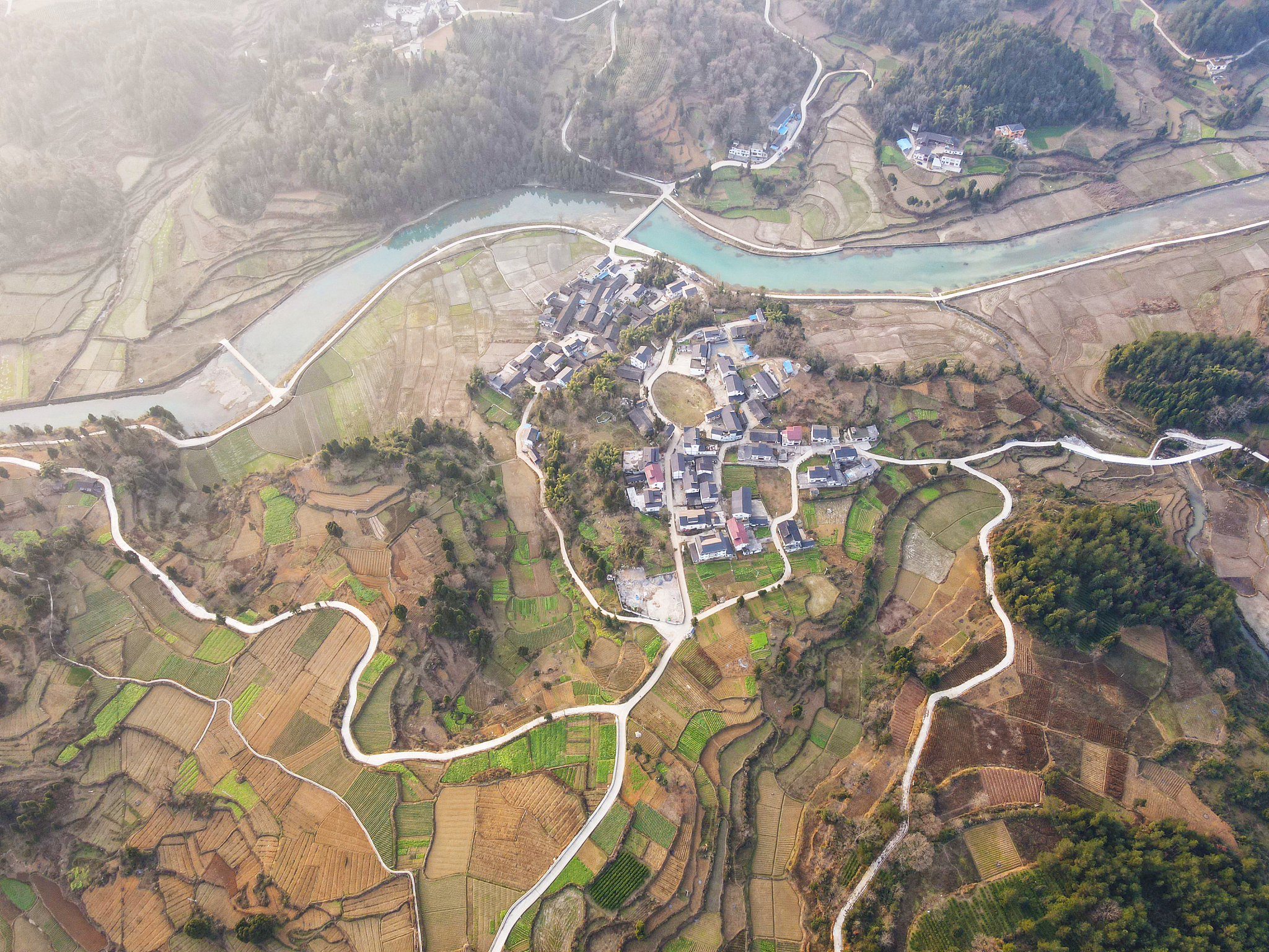 我参加了一次社会实践调查项目项目名称是大连市岔鞍村乡村旅游产业实践调查报告调研目的旨在了解岔鞍村的乡村旅游产业先进发展经验为别的地区带去先进经验用团队的专业知识指出调研地所存在的问题并给出整改方案。整个项目我们采用访谈与调查问卷的形式进行其中访谈分为两部分一是和当地村委会进行座谈会谈论当地政府对乡村旅游产业发展的支持；二是与当地村民与游客进行随机谈话谈论关于当地的发展对于老百姓来说有哪些影响。帮我