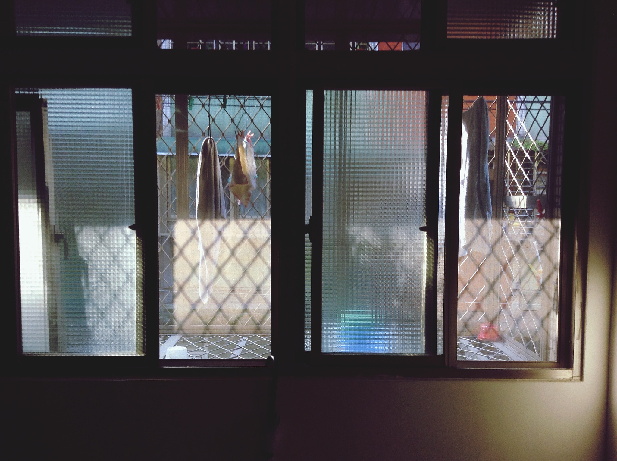 Translate to traditional chineseWindows of the property comprise of original uPVC construction with double glazed units to whichall are generally of a good condition Where testing was possible interna