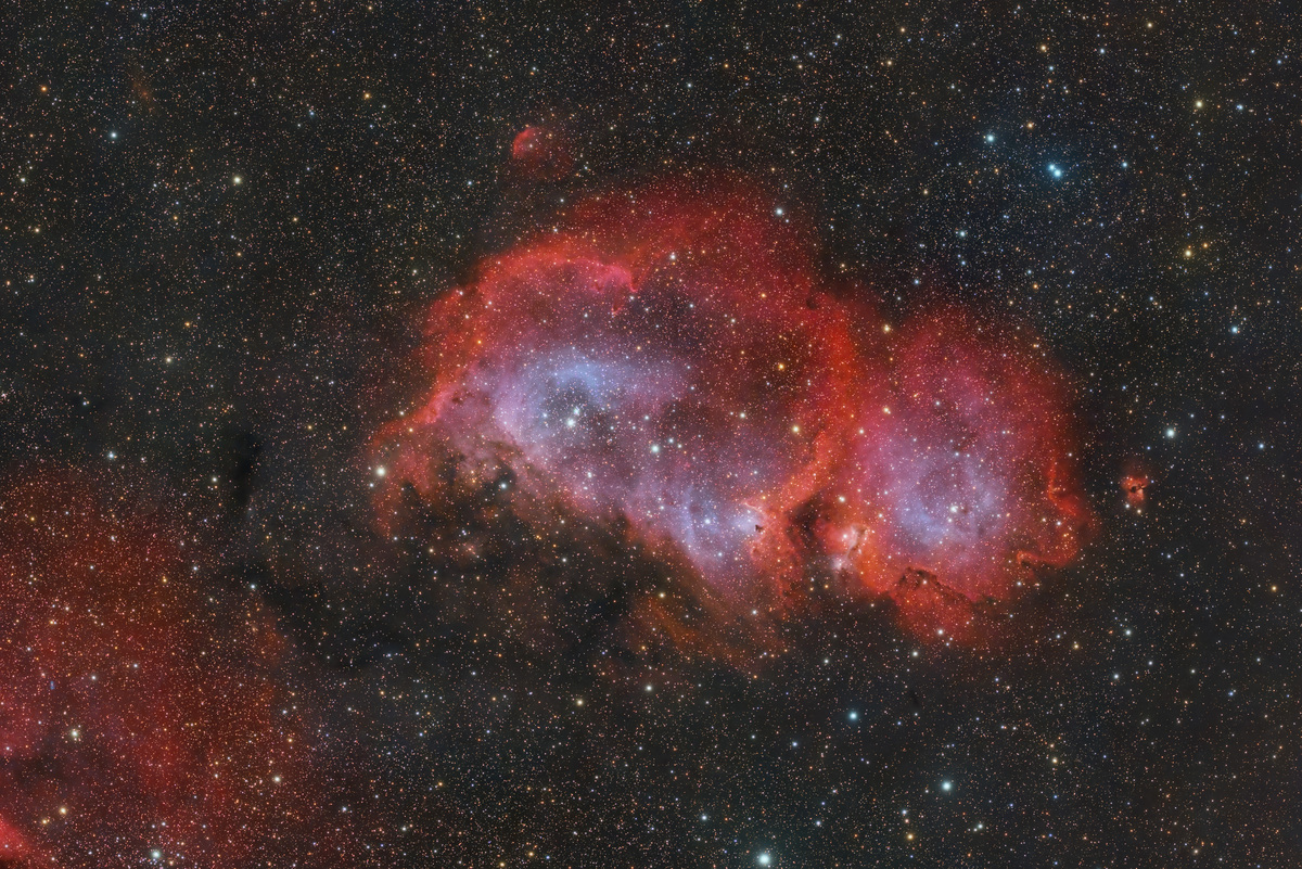 宇宙中盛开的'玫瑰'：NGC 6357星云，直径高达130光年