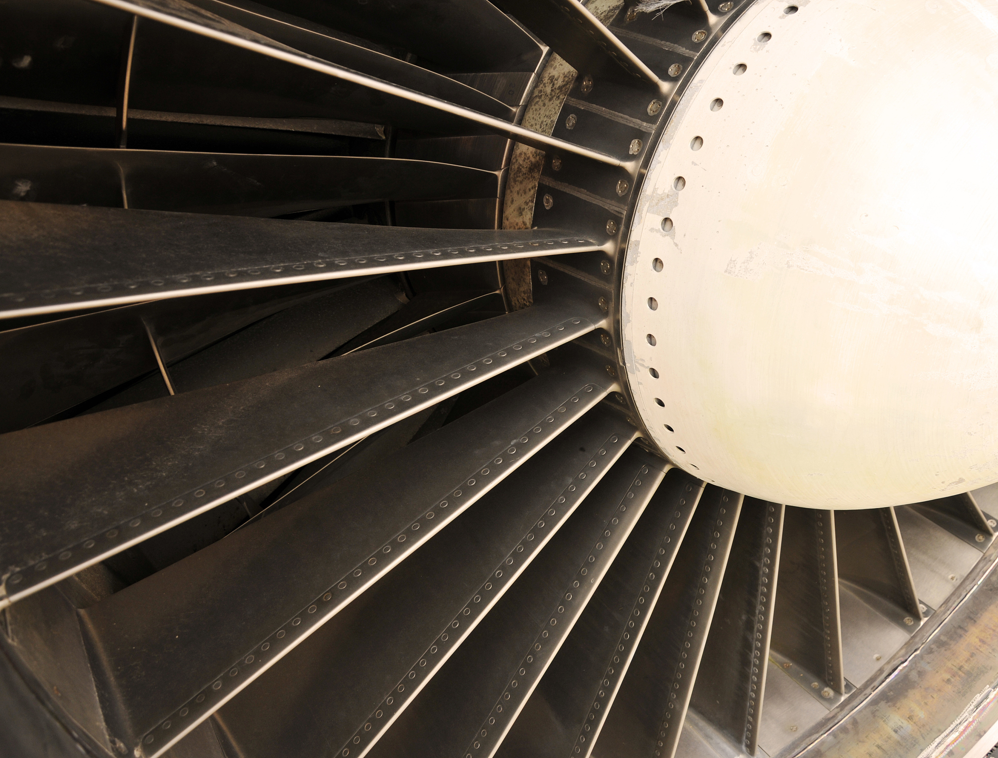 写一篇用附面层抽吸控制高亚声速高负荷压气机扩压叶栅流动的综述