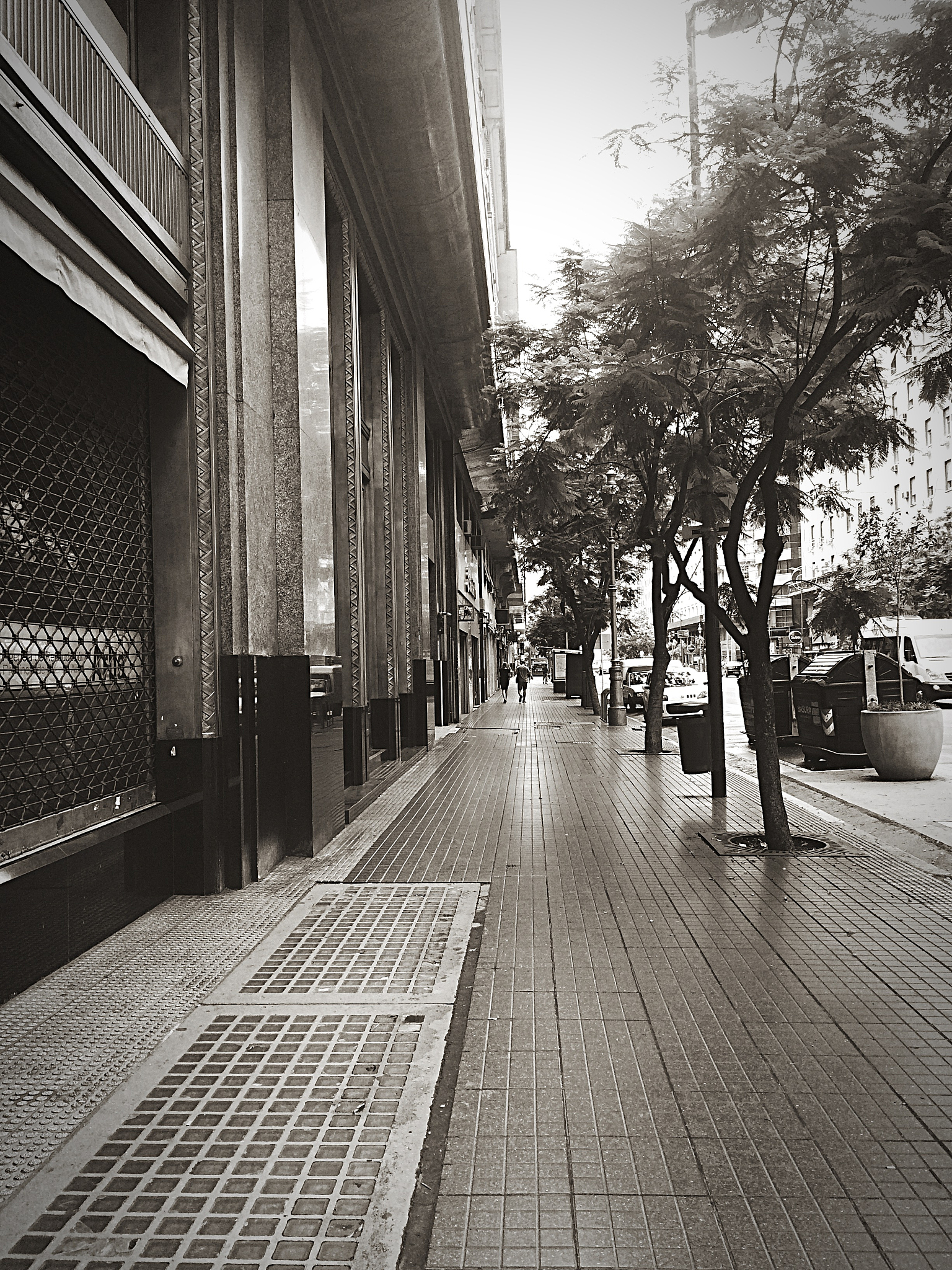 根据《城市道路交通规划设计规范》规定人行道宽度由人行带宽度乘以相应的倍数。人行带的数量通常由高峰小时的人行流量决定城市主干路一边的人行带数量不小于六条次干路不小于四条住宅小区道路不小于两条。不同道路的人行带宽度如表4-2所示。重写上述内容