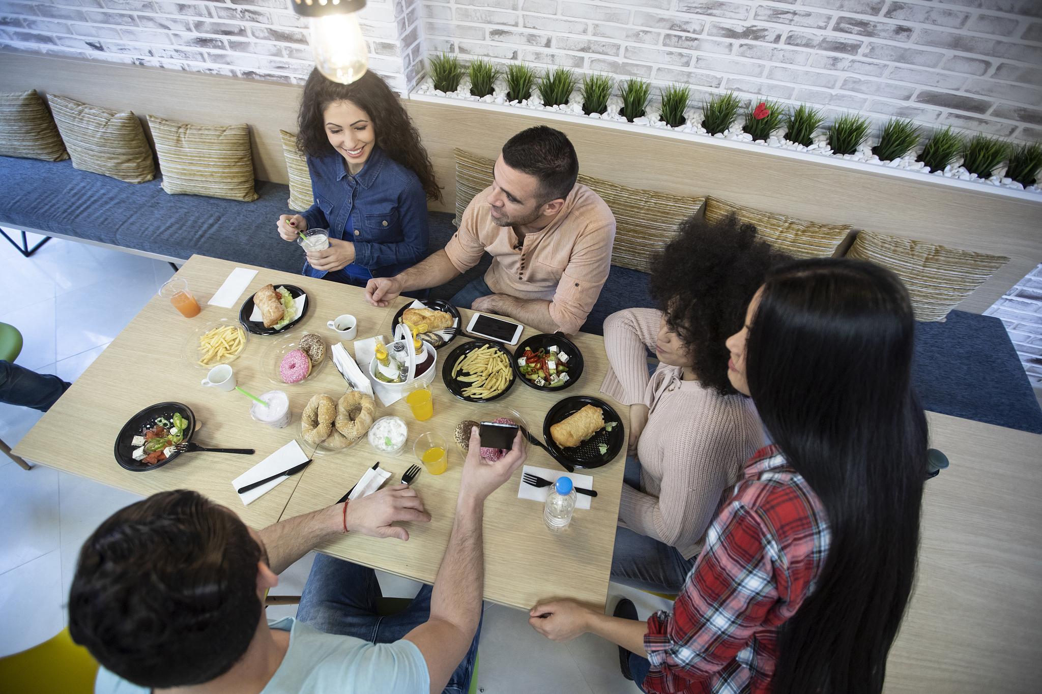 写一篇约朋友去咖啡厅玩的详细规划包括人物出行方式预算去哪玩集合地点活动内容玩的项目