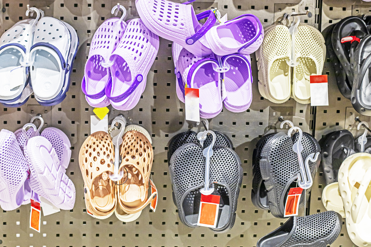 超市里五颜六色的crocs洞洞<strong>鞋</strong>和拖鞋.季节开始.