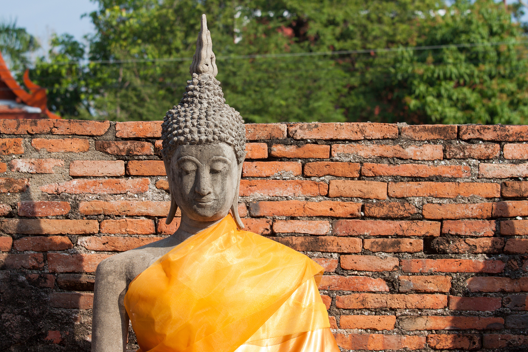 精炼成英文短句- Introduction to the introduction of Buddhism in China during the Han Dynasty- Buddhist architecture in China temples pagodas and grottoes- Initial Indian influence and subsequent Sinicization