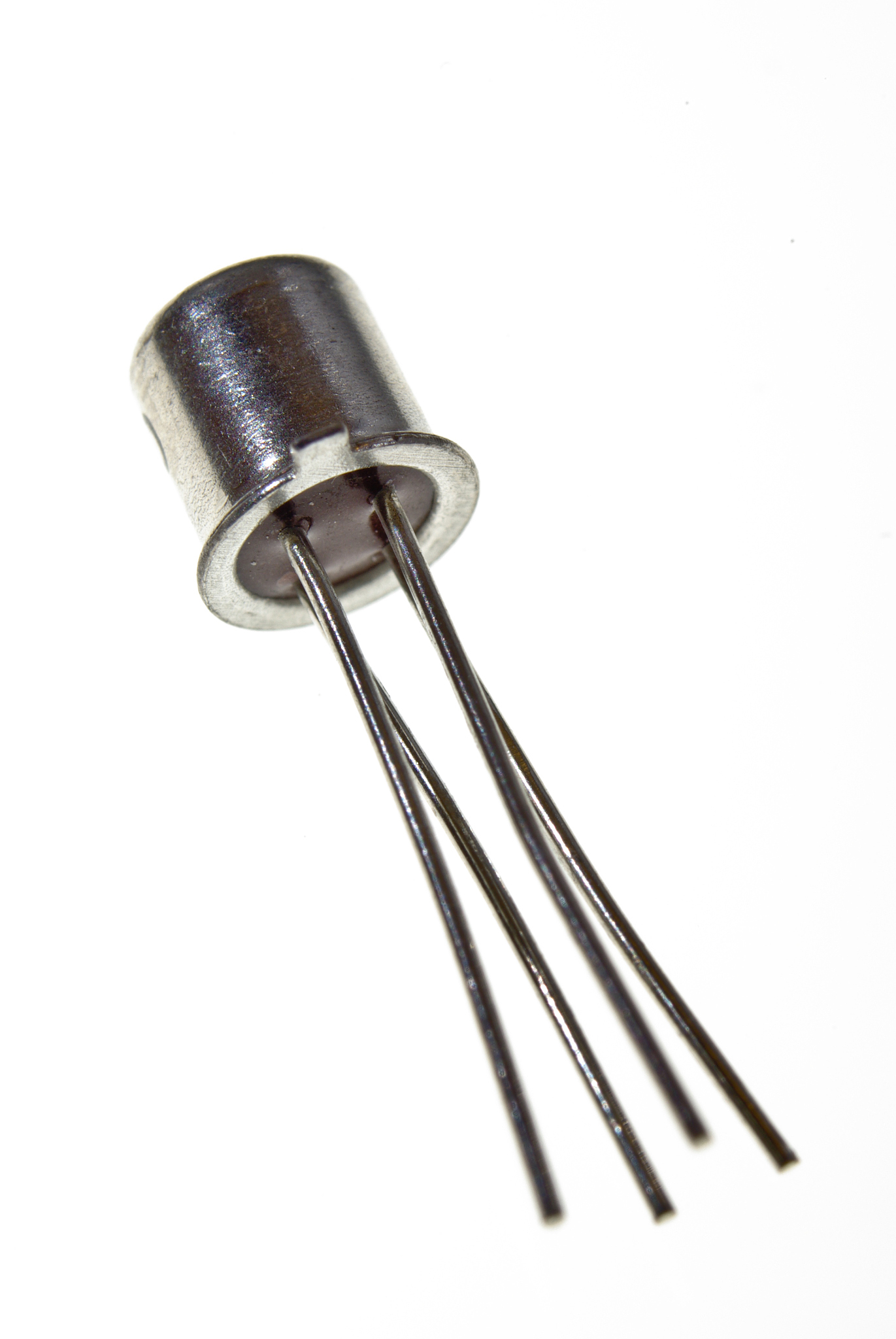 把MLX90614 有适用于 3 伏和 5 伏电源操作的两种类型。由于 3 伏型其小于 2 毫安的电流 消耗它非常适用于手提装置和电池动力装置。为此传感器也具有一个节能休眠模式 此时电流消耗可低于 2 毫安。对于 12 伏汽车电池直接供电的情况5 伏型包含的电子部件 可与几个外部元件一起在较高电压下运行。降重