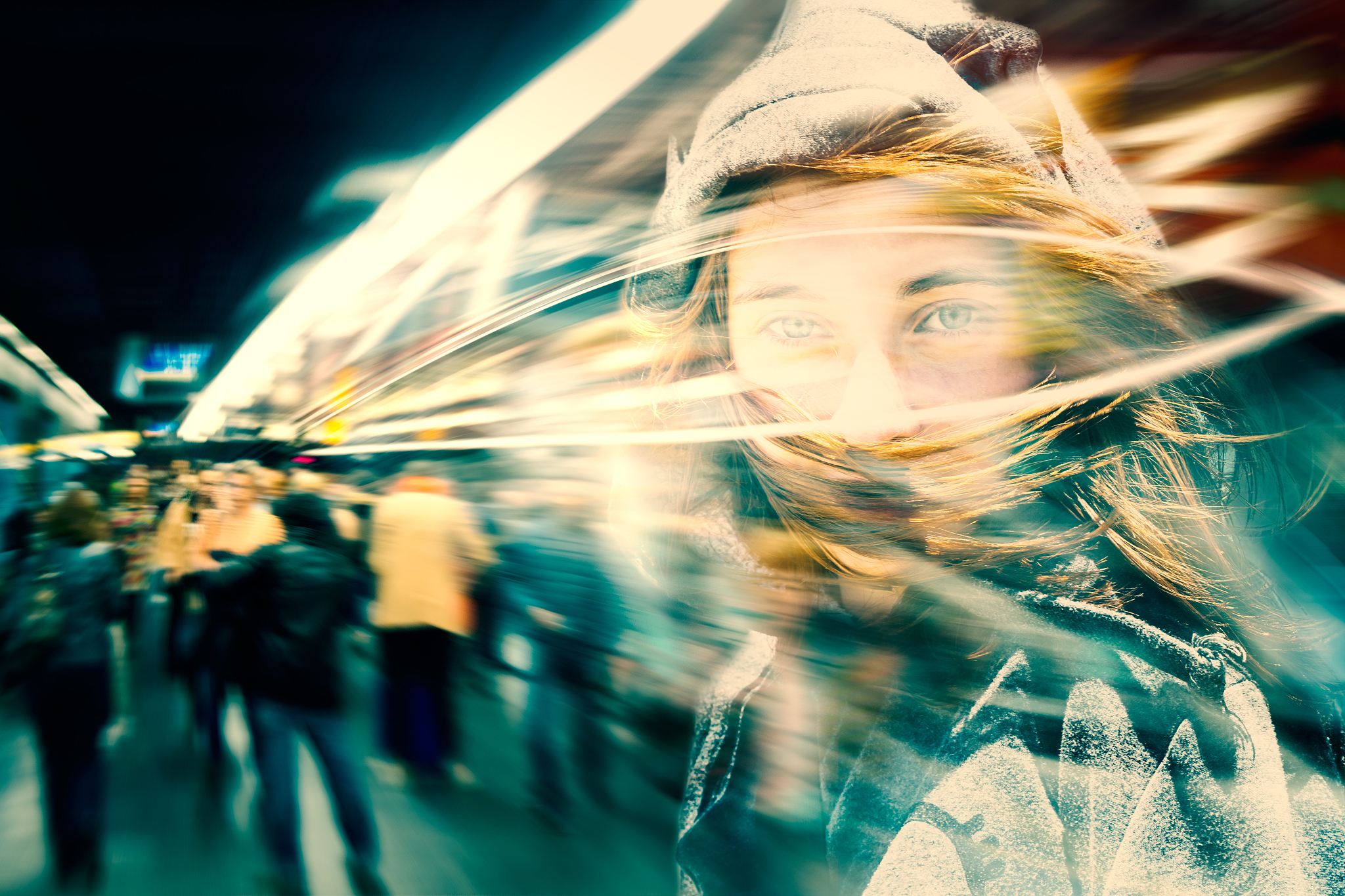 用唯美的意境形容女子在光束映射下像碎片一样消散的摄影图片