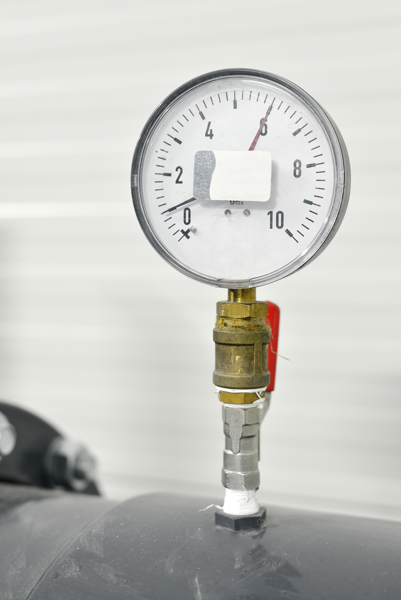 某彈簧測力計的量程為10N一物件的質量為15kg我們能用這個彈簧測力計量度這物件所受到的重加嗎 請列出計算過程