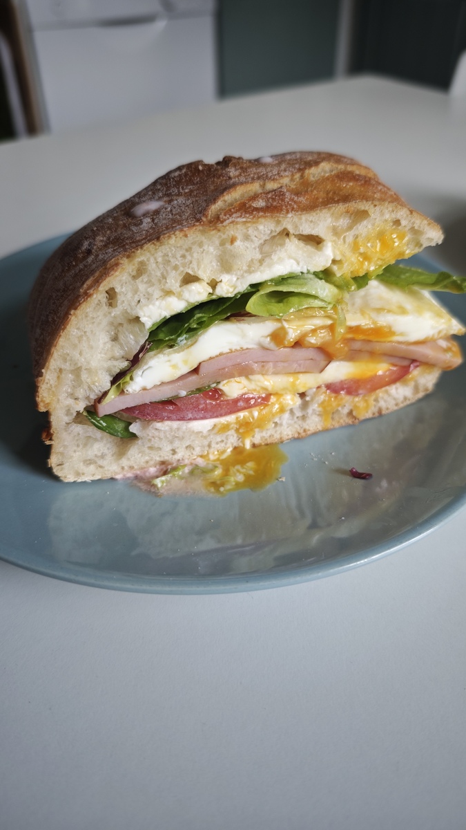 30字全麦烤肠三明治：美味健康，好评推荐！