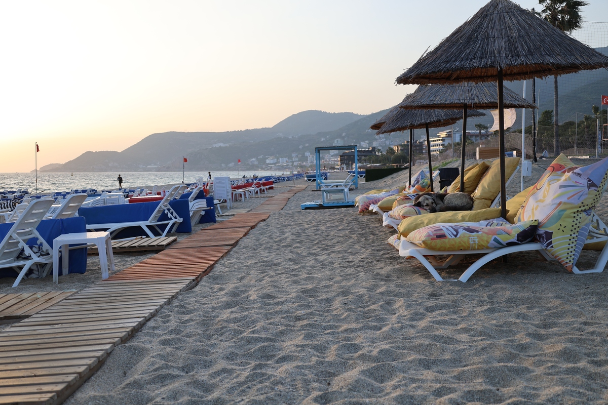 在深圳海边哪个地方带孩子去玩最好要求：海边美食风景有小孩娱乐设施人少。不去大梅沙和小梅沙！