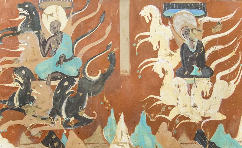 请充实如下内容：这个暑假的第一周-第二周妈妈带我我去了莫高窟十分壮观实际看到的景象远胜于听说的。莫高室的壁画采用了灵活现、生动有趣的绘画技巧。尤其是壁画鹿王本生图画中的主角是九色鹿它被描绘在251窟的后壁上。如果你对这个感兴趣不妨去一探究竟。暑假的第三周-第四周我回到了我的老家山东在百年鲁菜老店我品尝到了鲁菜中的代表菜我比较喜欢的九转大肠、樱桃肉和蓬莱小面。这些菜都十分美味。在山东期间我们还去了长