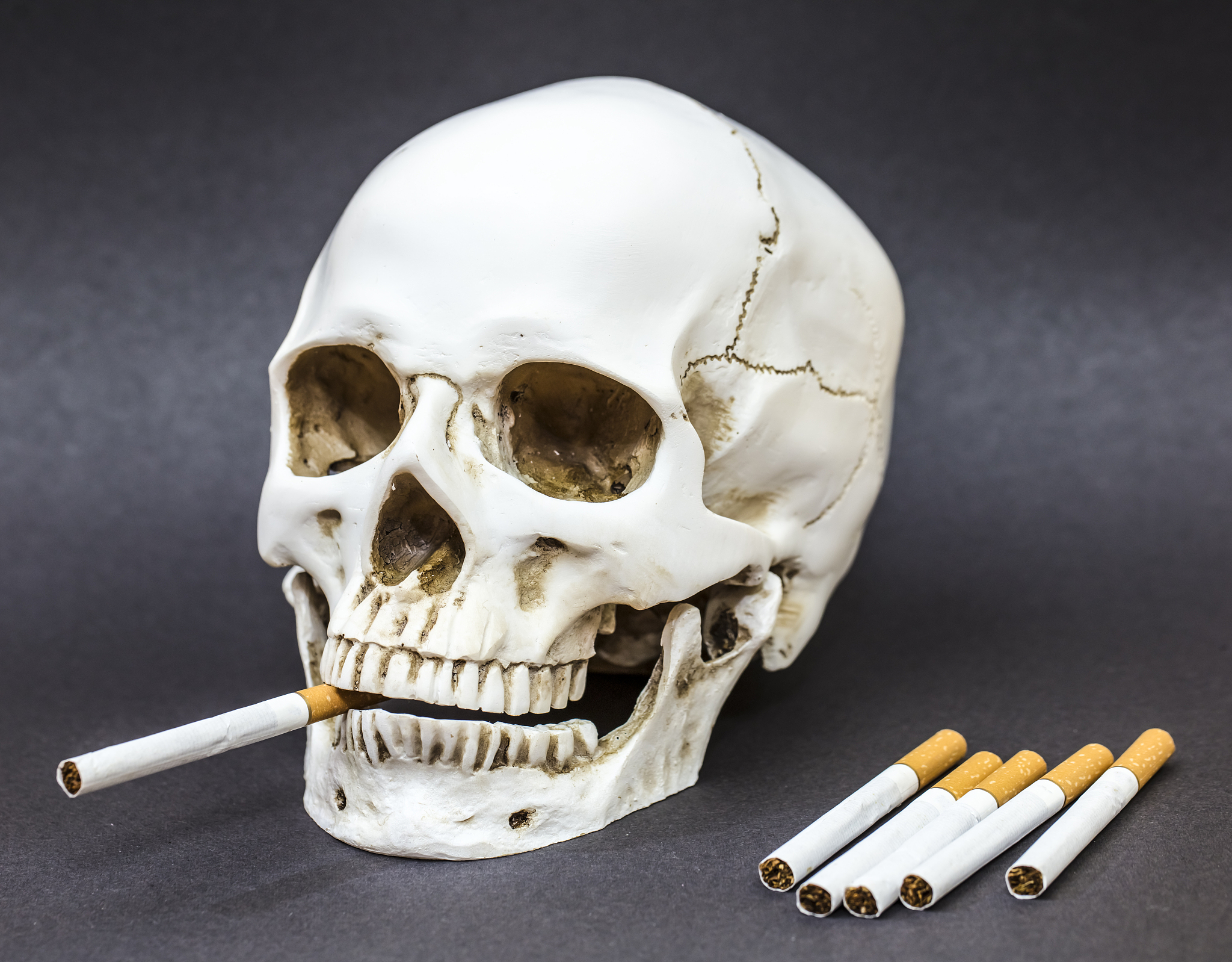 吸烟让骨骼加速衰老，年轻也要警惕！