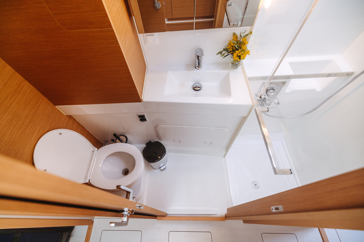 请为我提供一篇关于淋浴杆置物架的广告营销方案口语化一点大约200字