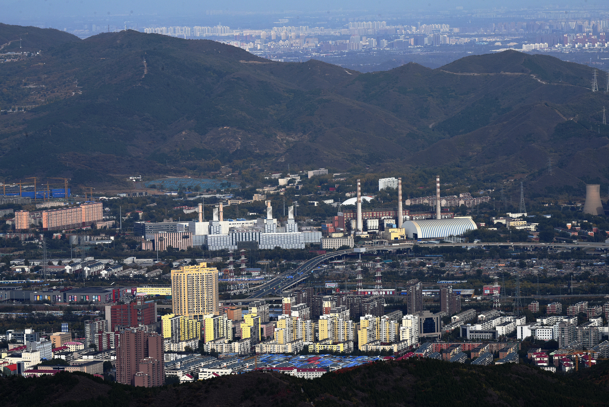 从北京市门头沟区潭柘寺镇定都峰上拍摄的北京城区