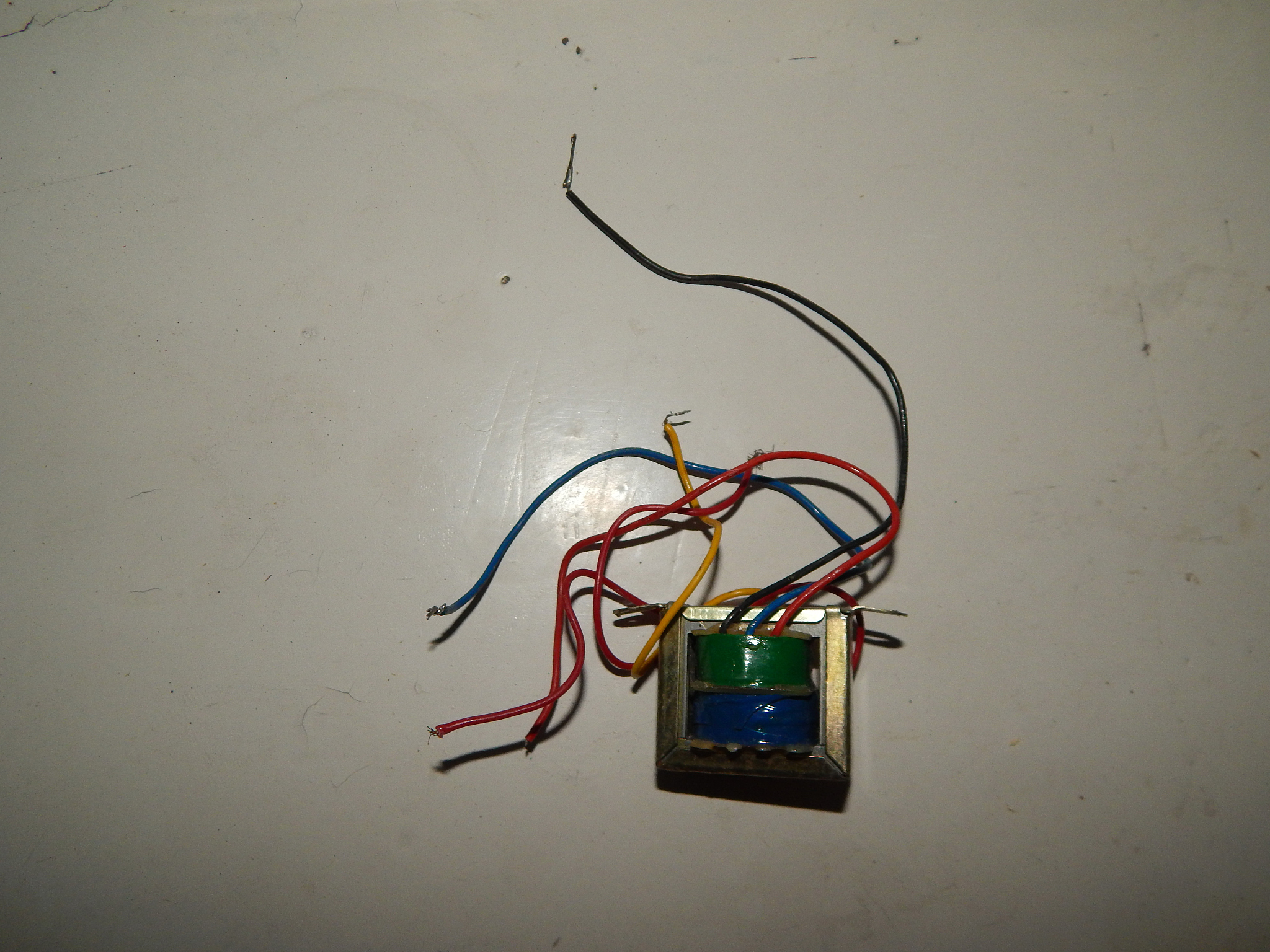 把下面这句话扩充一下来回晃动手腕使磁铁来回穿过塑料管上的线圈导致穿过线圈的磁通量产生变化从而产生电动势得到的电流点亮了led灯