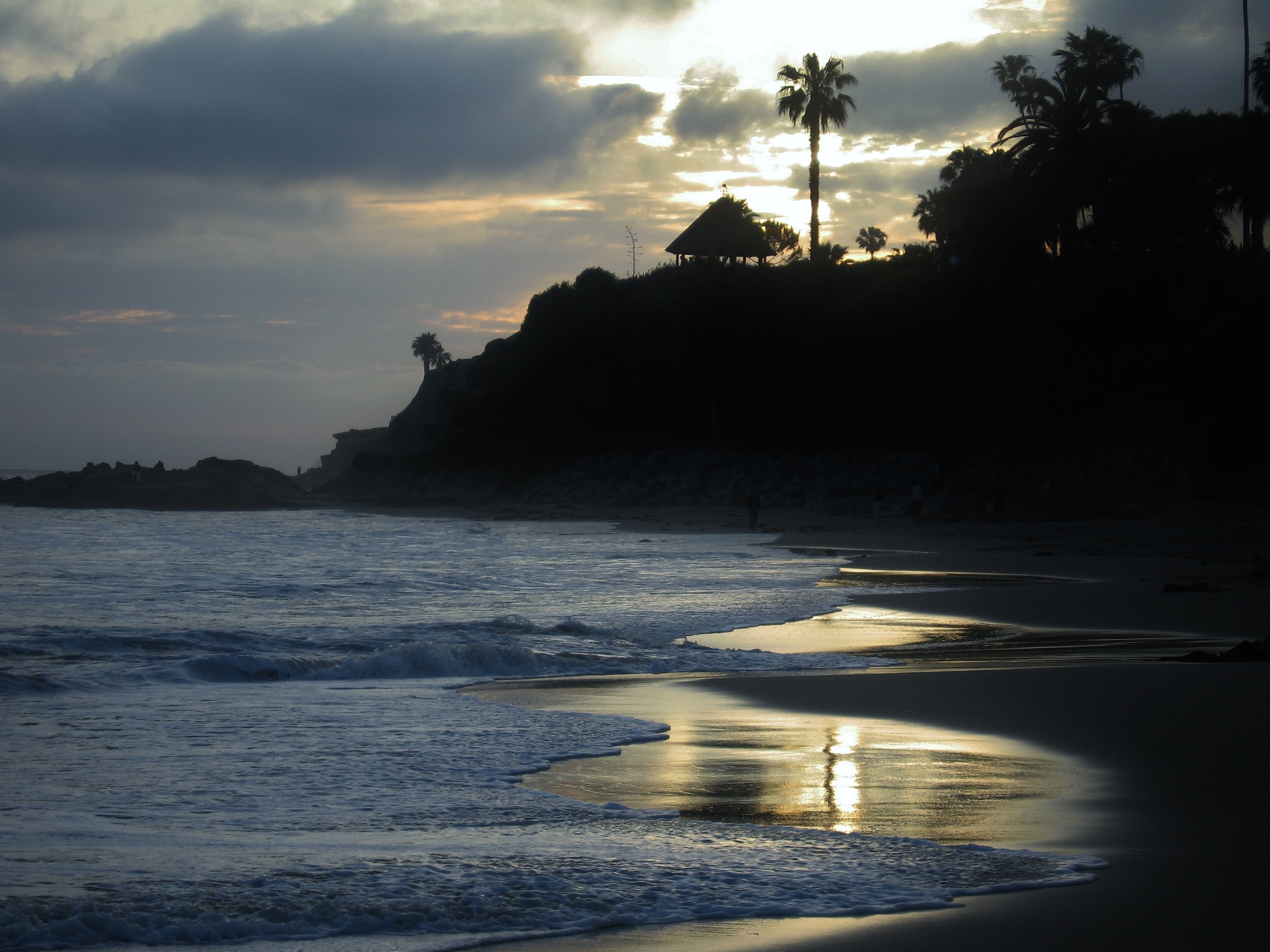 海边美女，白色上衣黑色百褶裙，幸福笑容