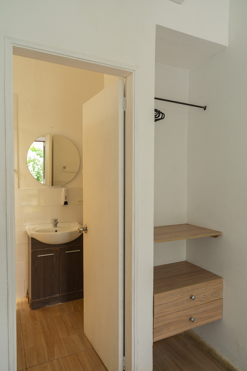 床头放镜子好吗？风水禁忌及利弊分析