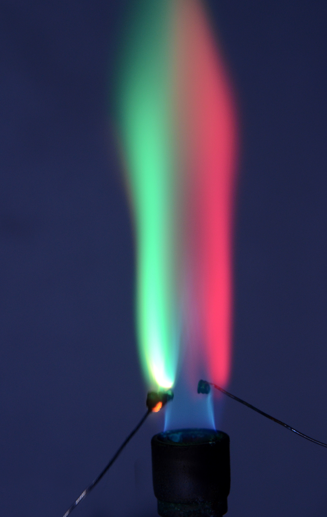 钠光灯照射食盐火焰：现象及原理