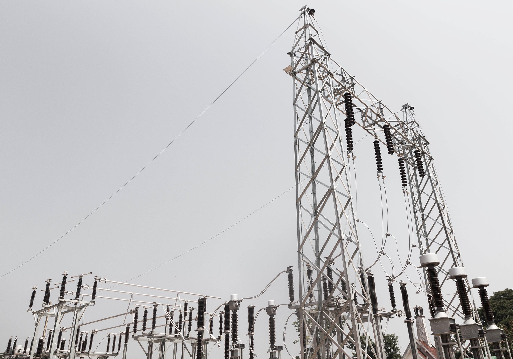 把下面这句话扩充一下在这个过程中当手腕来回晃动时磁铁就会在塑料管上的线圈中穿过这个穿过的过程中会导致线圈内的磁通量发生变化这种磁通量的变化会导致电动势的产生这个电动势会促使电子在线圈中移动最终导致电流的产生。这个电流通过一个电路将能量传递到LED灯上这样可以使LED灯点亮。