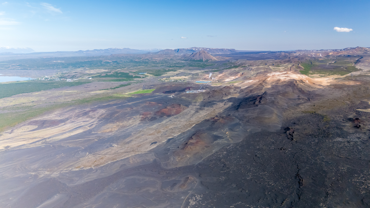 写一首诗关于海口火山7言律师
