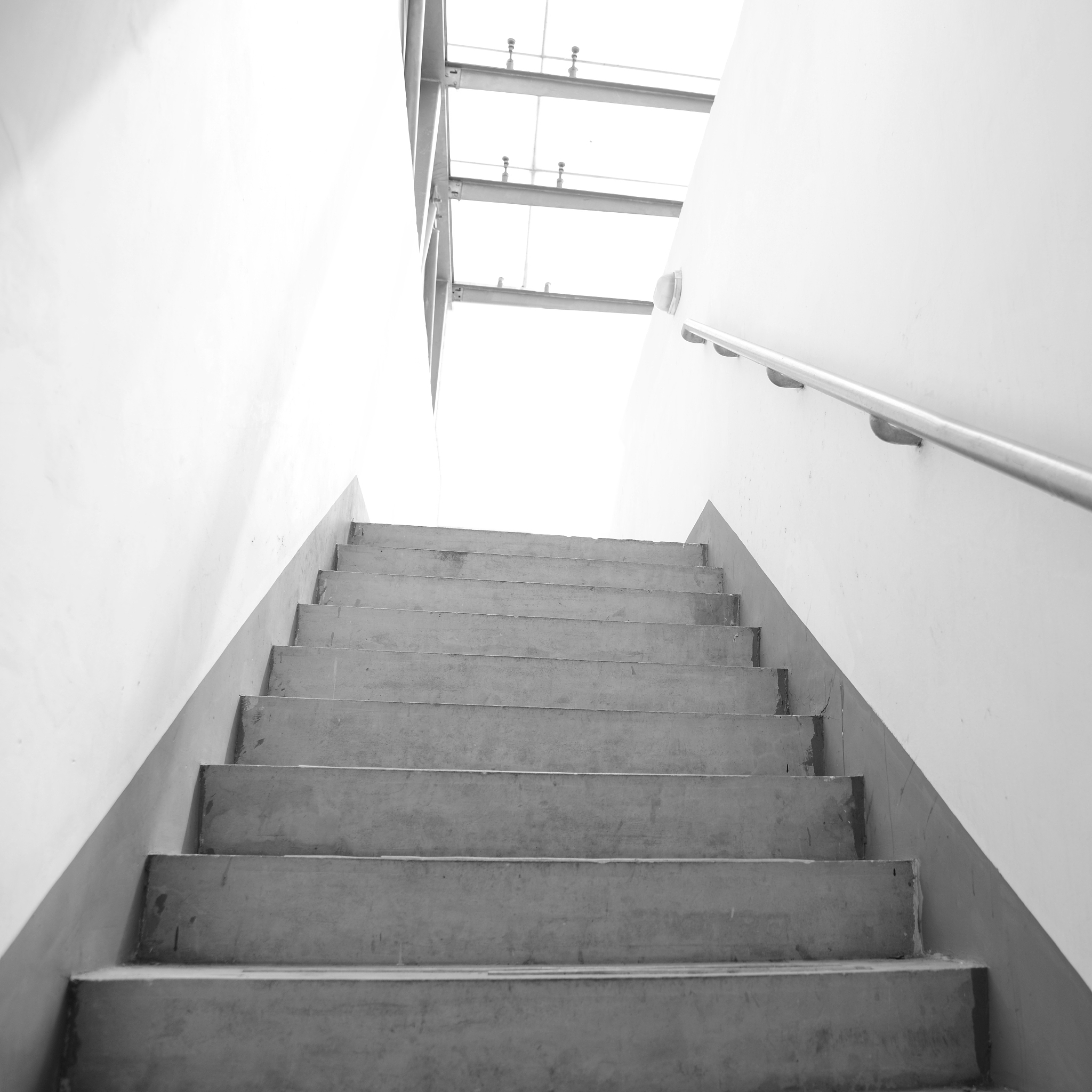 疏散楼梯间和走道阶梯安全要求：禁止螺旋楼梯和扇形踏步