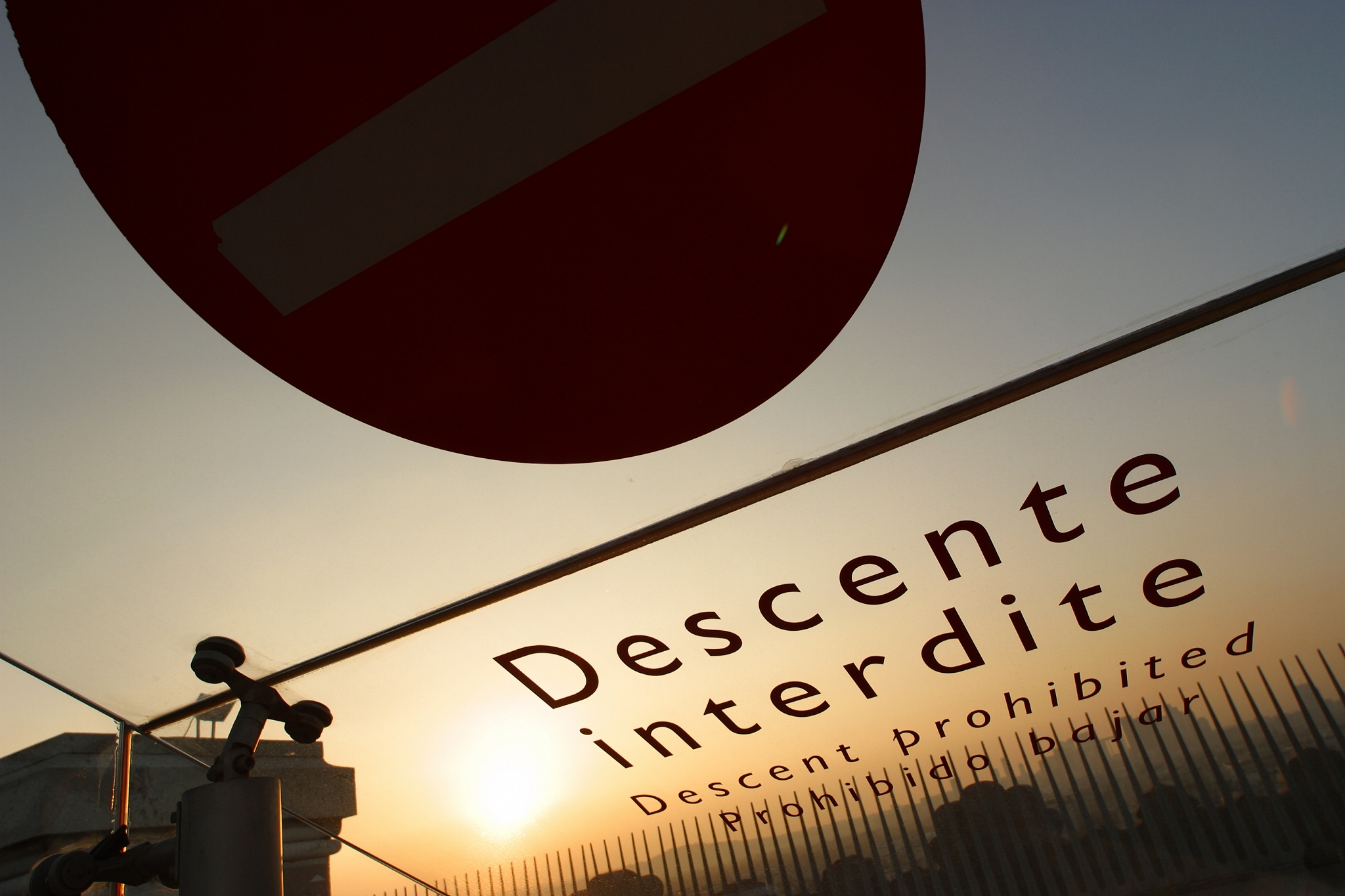 西方国家双标思维揭秘：自由、人权、经济、民主、新闻领域皆现双重标准