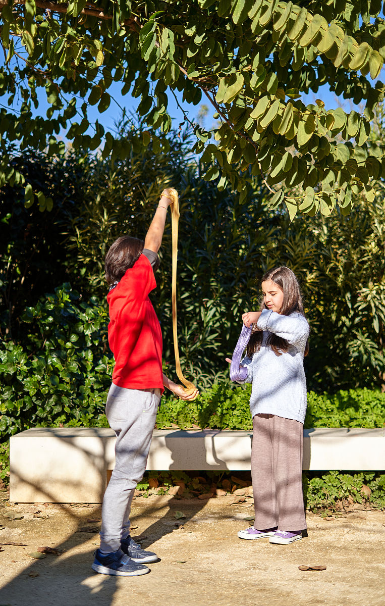 3请模仿博尔赫斯的写作手法写一个10万字的故事描述以女孩为第一视角描述男生女生同年同月同日生他们都很优秀很有缘分从幼儿园就认识女孩从幼儿园开始就对男孩子有好感他们一个是女班长一个是男班长学习都很优秀小学经常追逐打闹高中又在一个学校上大学各自交了男女朋友最后女孩当男生是个好朋友男生分手以后又开始喜欢女生那个时候女生在安哥拉的罗安达最后在男生的追求下两个人最后幸福在一起的故事。